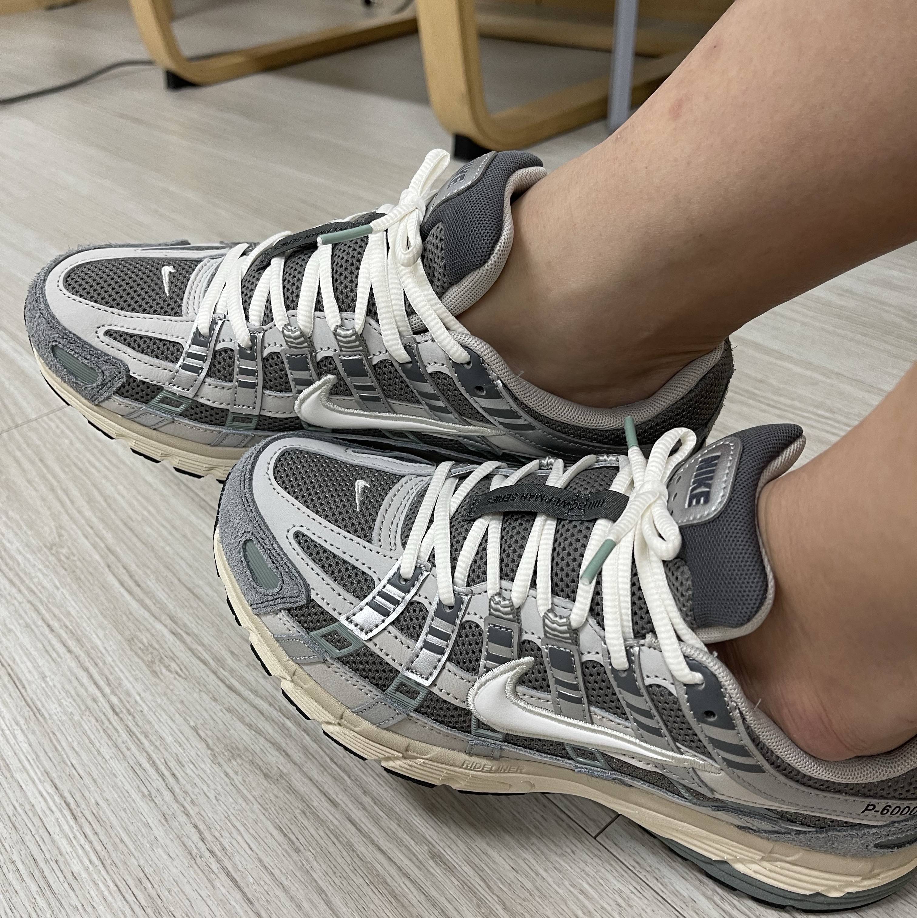 Nike P-6000 Flat Pewter Light Iron Ore 착용 스타일