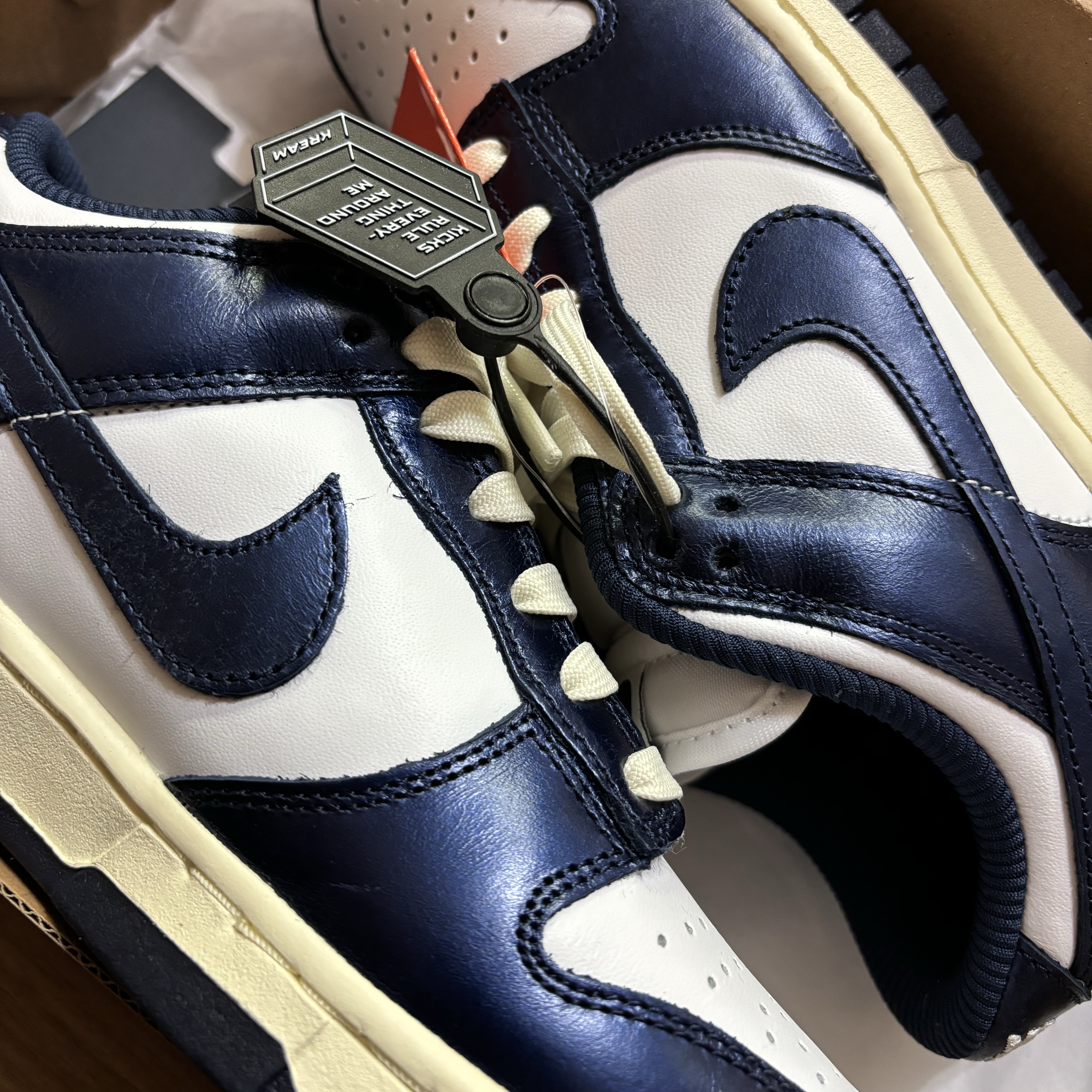 (W) Nike Dunk Low PRM Midnight Navy and White 착용 스타일