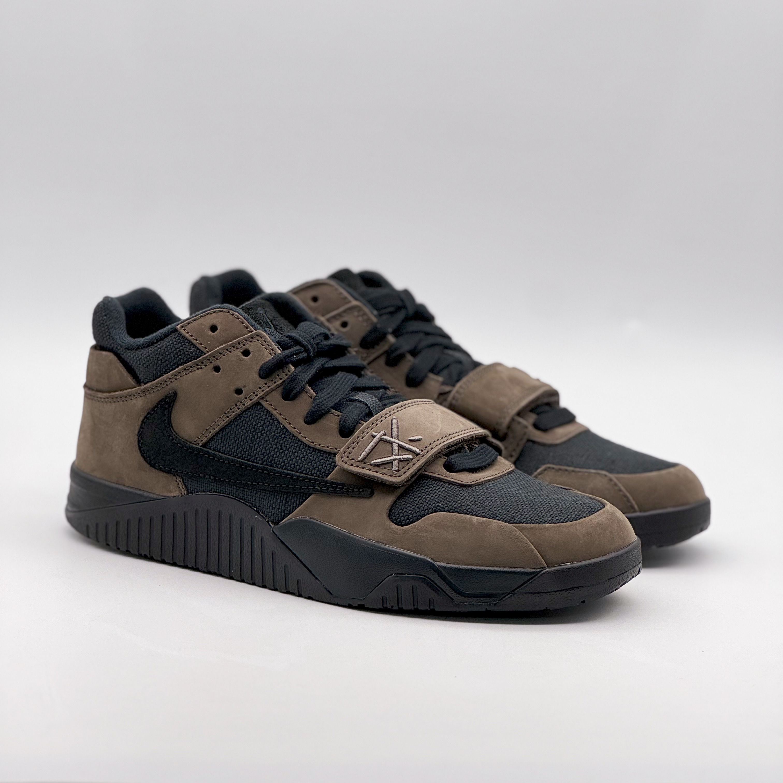 Jordan x Travis Scott Jumpman Jack TR Black and Dark Mocha 착용 스타일 - 2