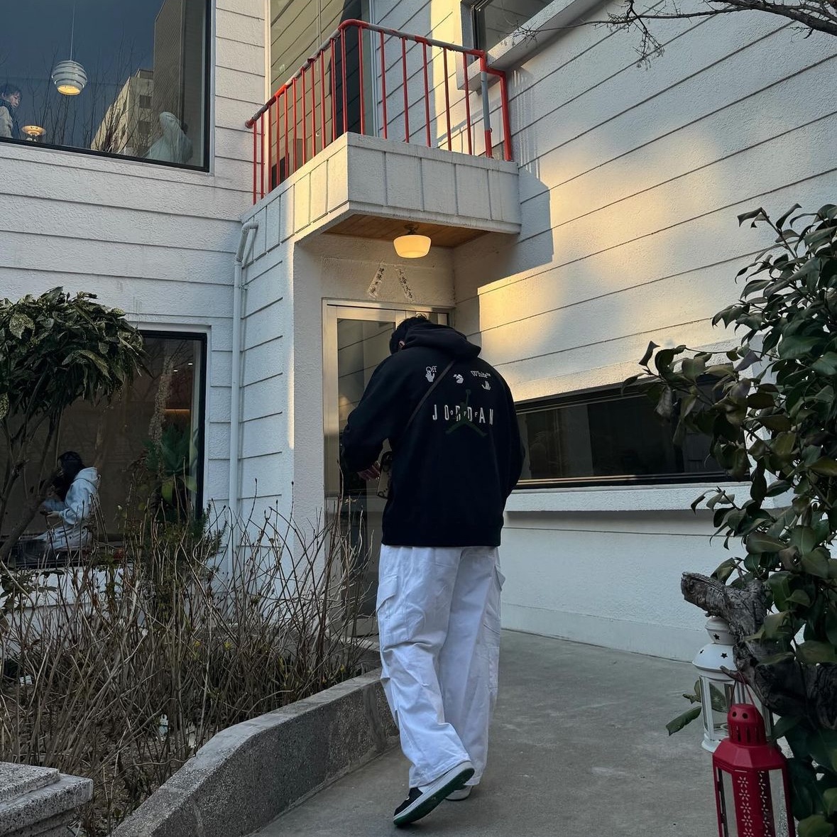 Gucci Jumbo GG Mini Bag Camel Ebony, Jordan x Off-White Hoodie Black - US/EU 착용 스타일