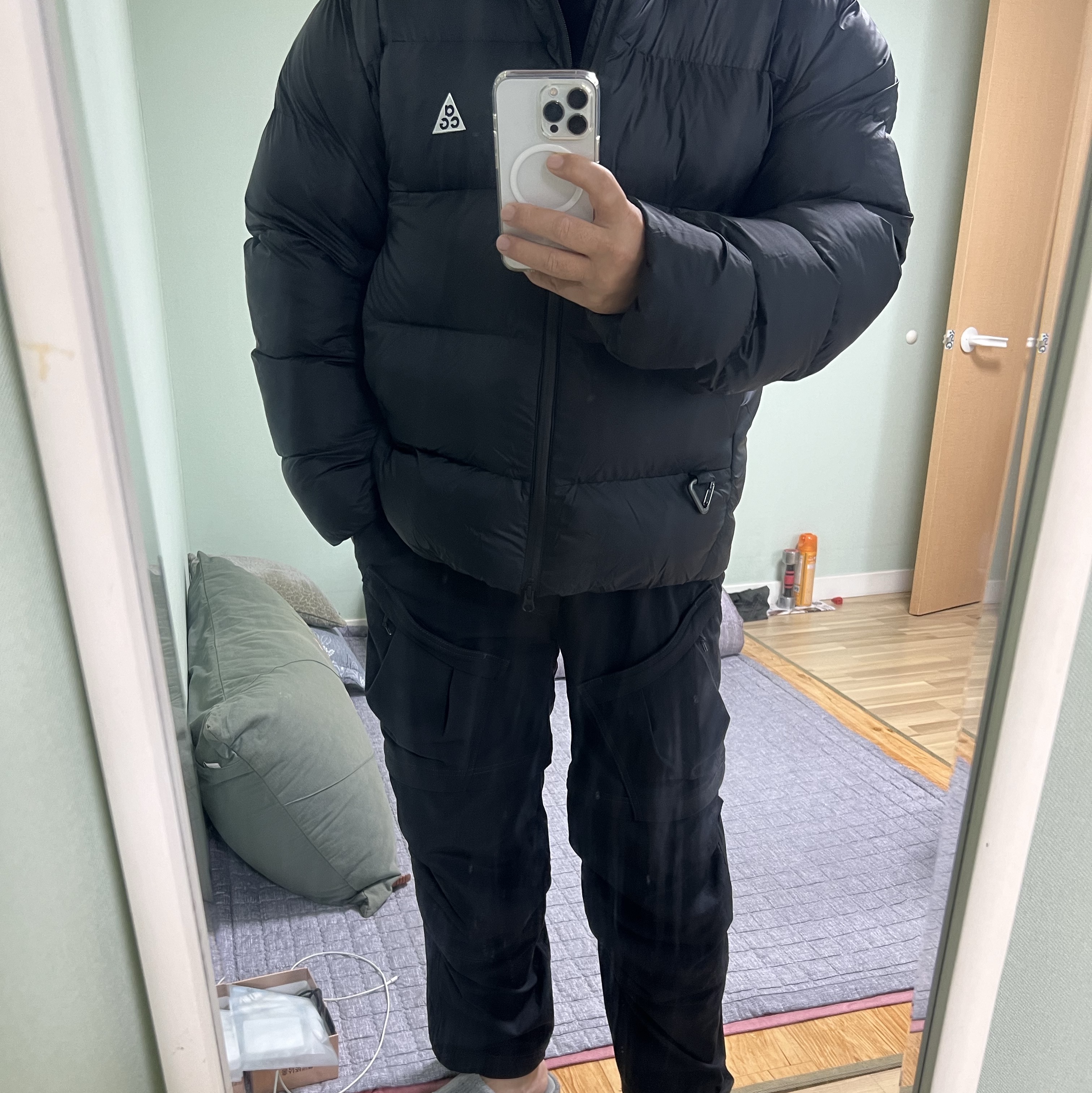 Nike ACG Smith Summit Cargo Pants Black - Asia, Nike ACG Therma-Fit ADV Lunar Lake Loose Hooded Jacket Black Summit White - Asia 착용 스타일