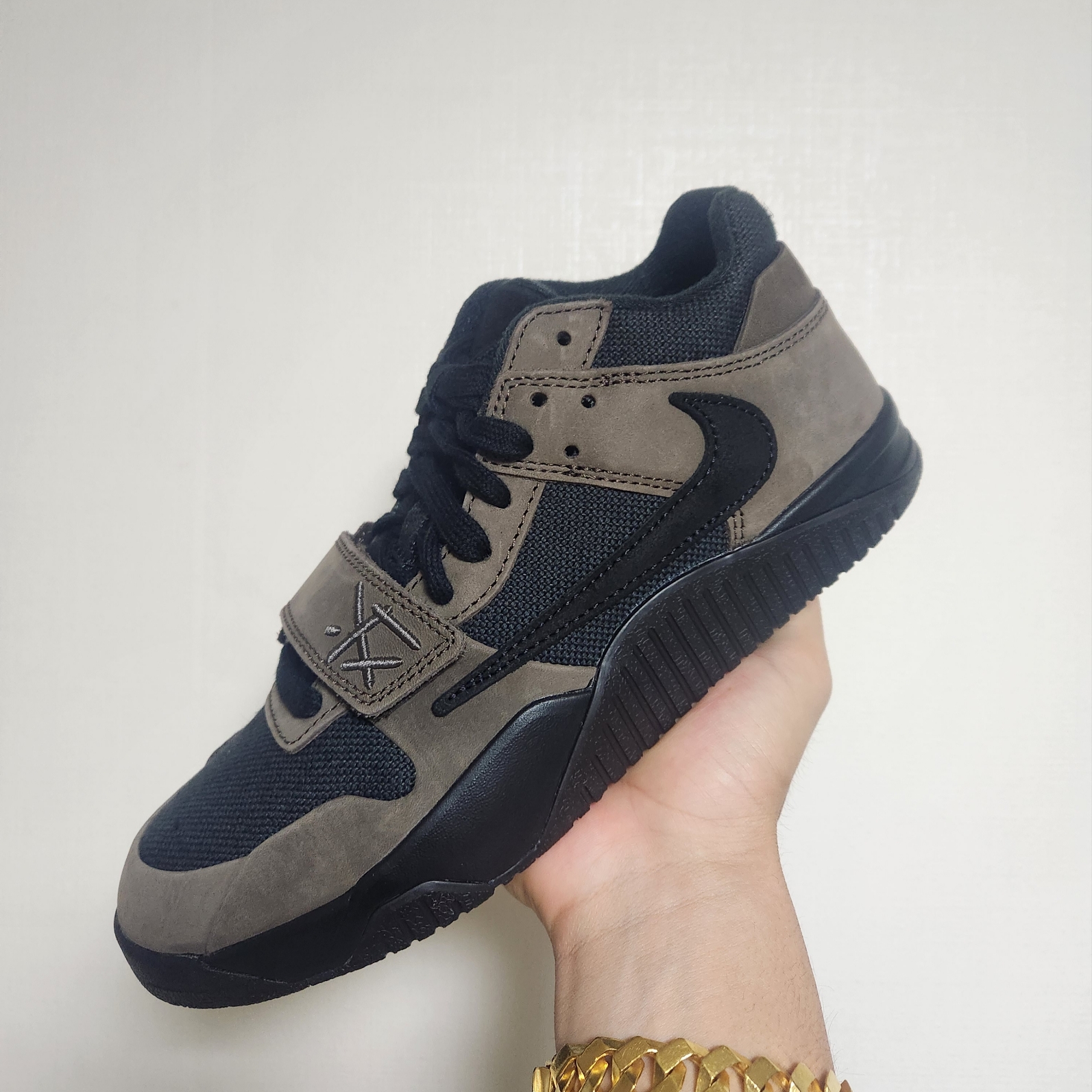 Jordan x Travis Scott Jumpman Jack TR Black and Dark Mocha 착용 스타일