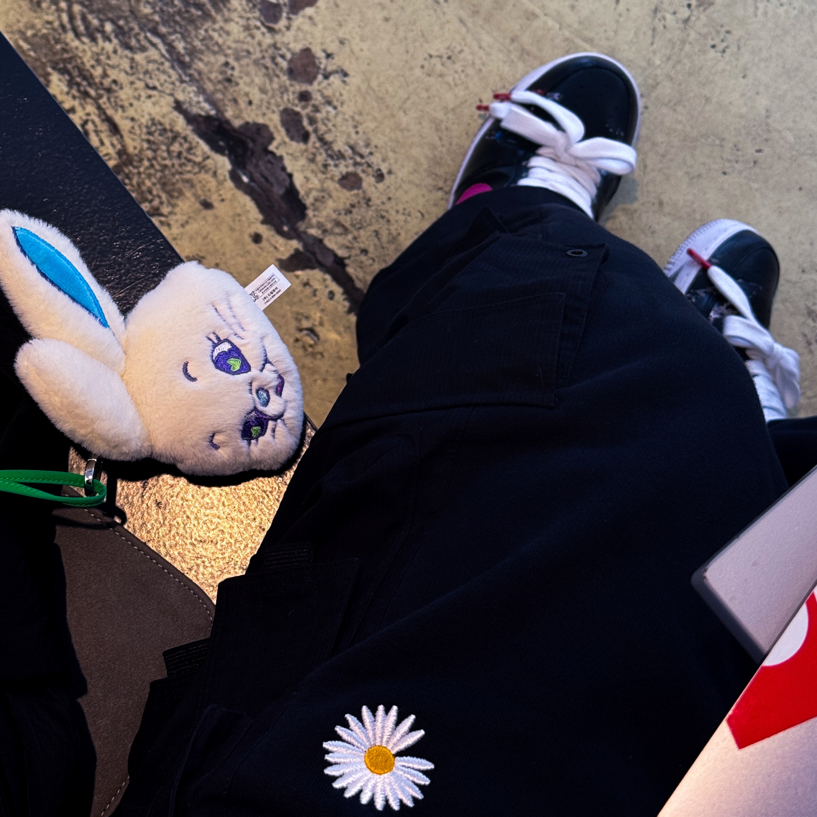NewJeans Tokki Merchandise Fluffy Keyring White, Nike x Peaceminusone Air Force 1 Low Para-Noise 3.0 Black and Multicolor 착용 스타일