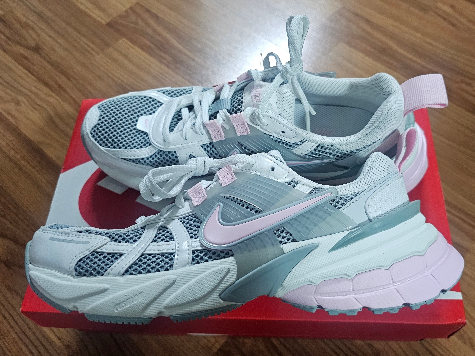 Nike V2K Run Metallic Silver White 착용 스타일 - 2