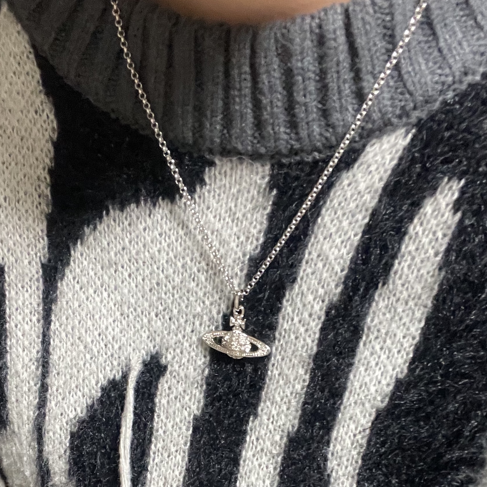 Vivienne Westwood Mini Bas Relief Pendant Silver 착용 스타일 - 3