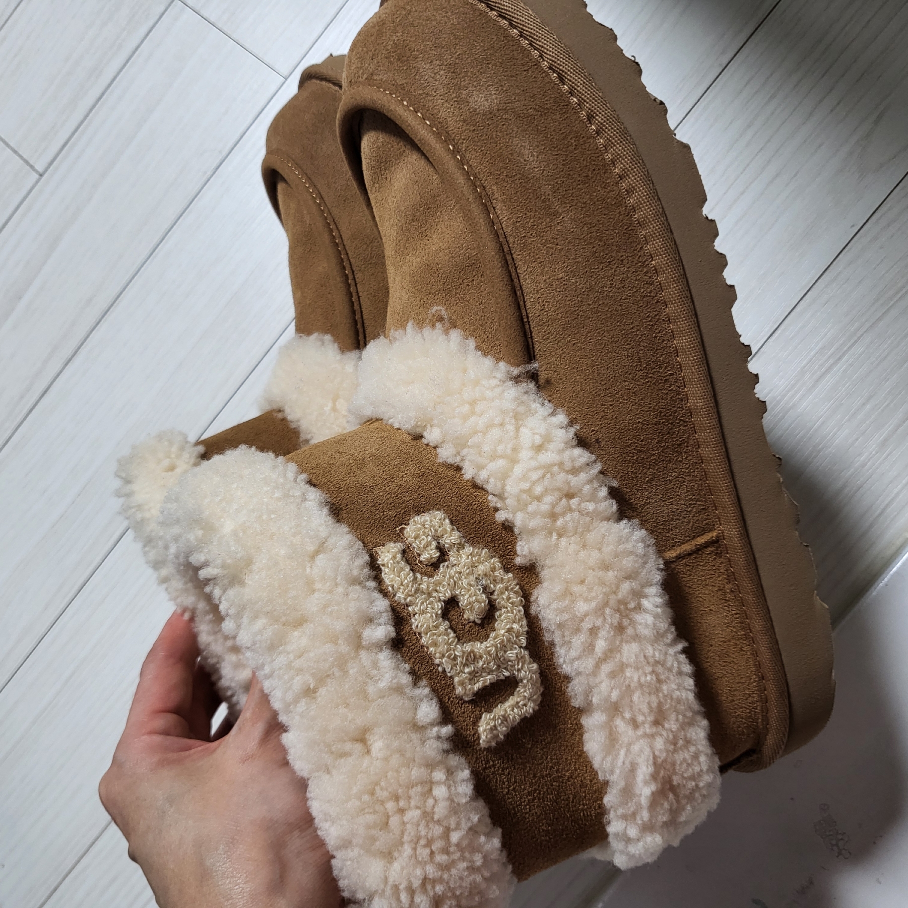 (Kids) UGG Ultra Mini  Fluff Boots Chestnut 착용 스타일 - 3