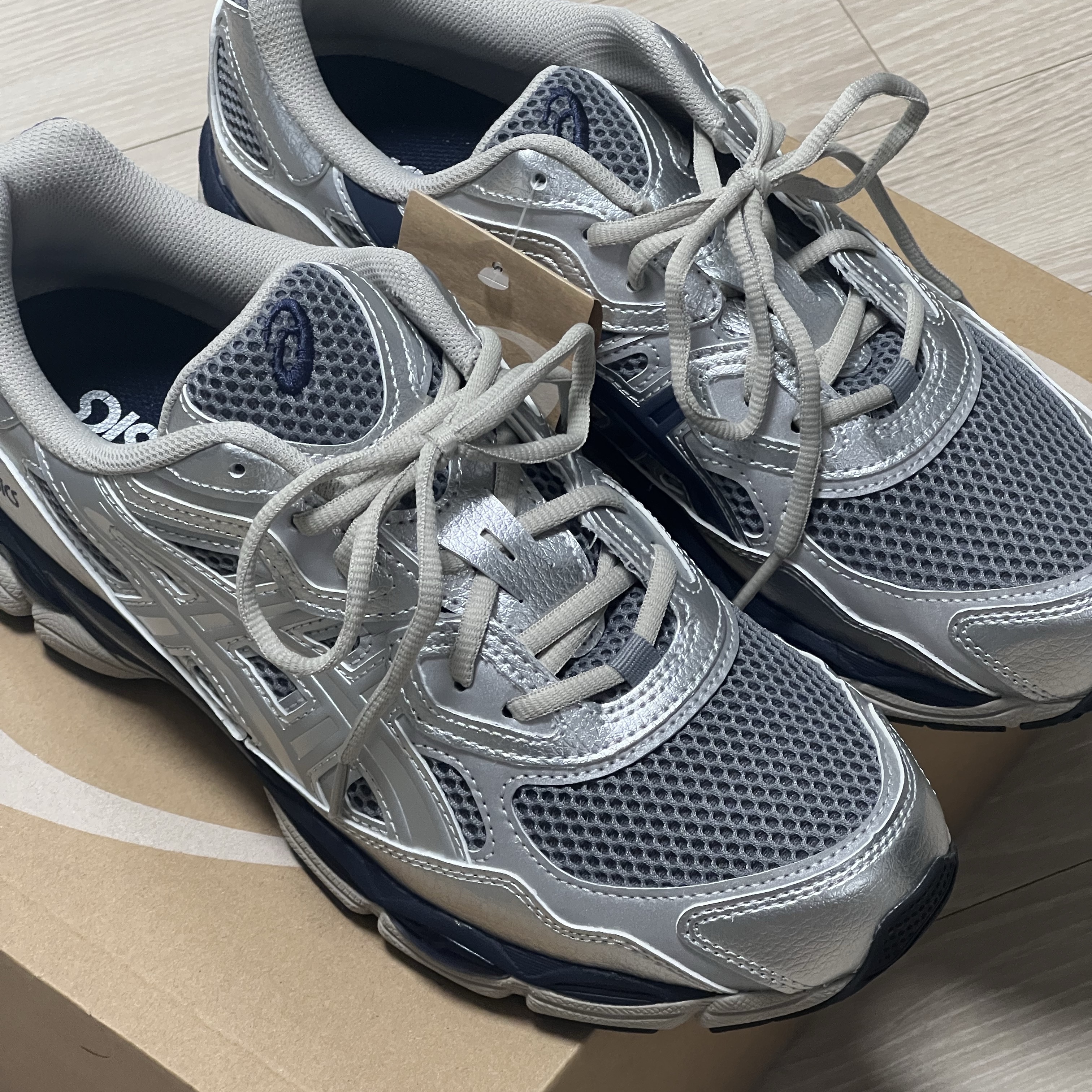 Asics x Billy's Gel-NYC Pure Silver Midnight 착용 스타일 - 3