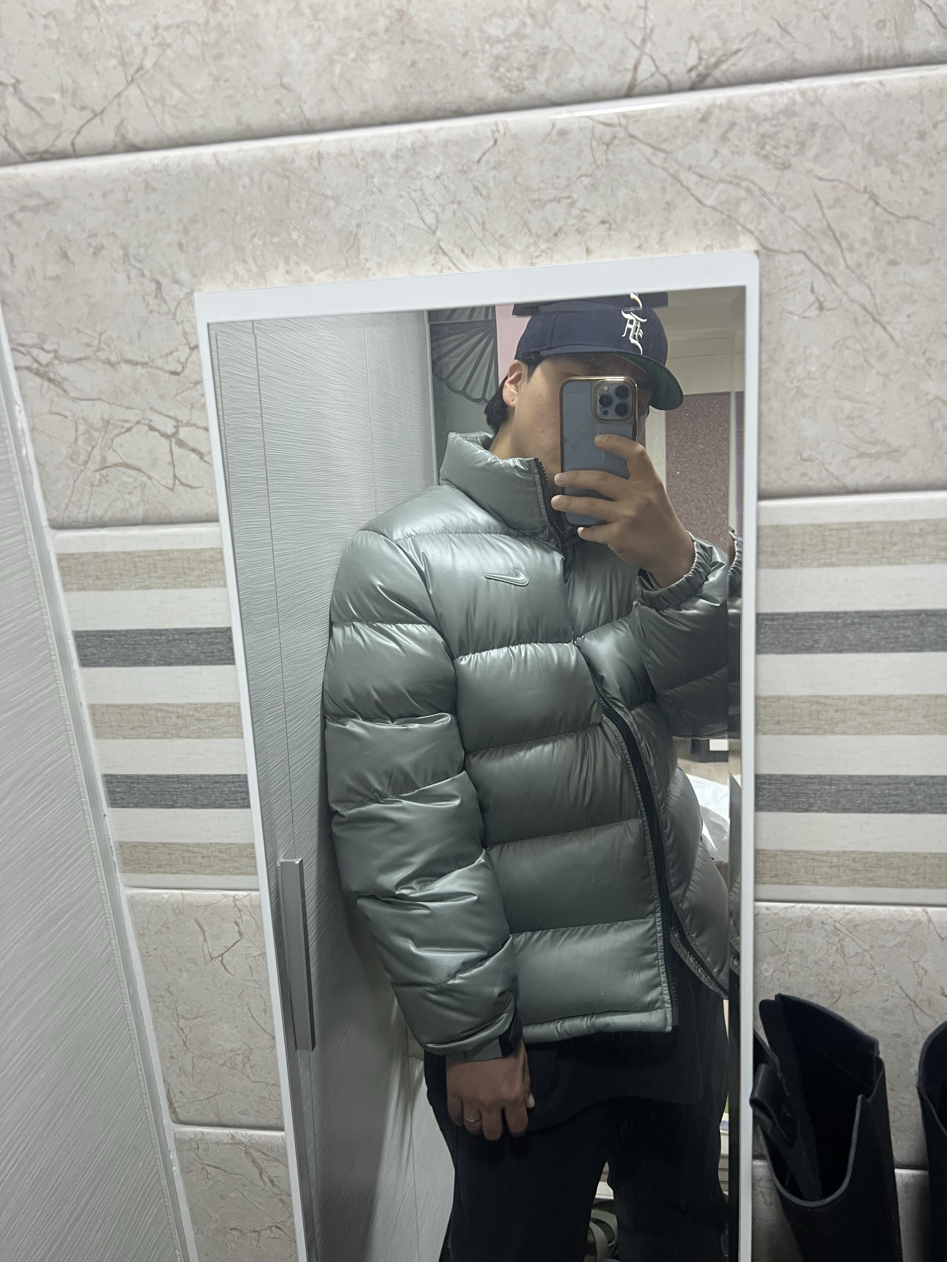 Nike x Drake Nocta Sunset Puffer Jacket Mica Green Cyber (FN8196-330) 착용 스타일 - 1
