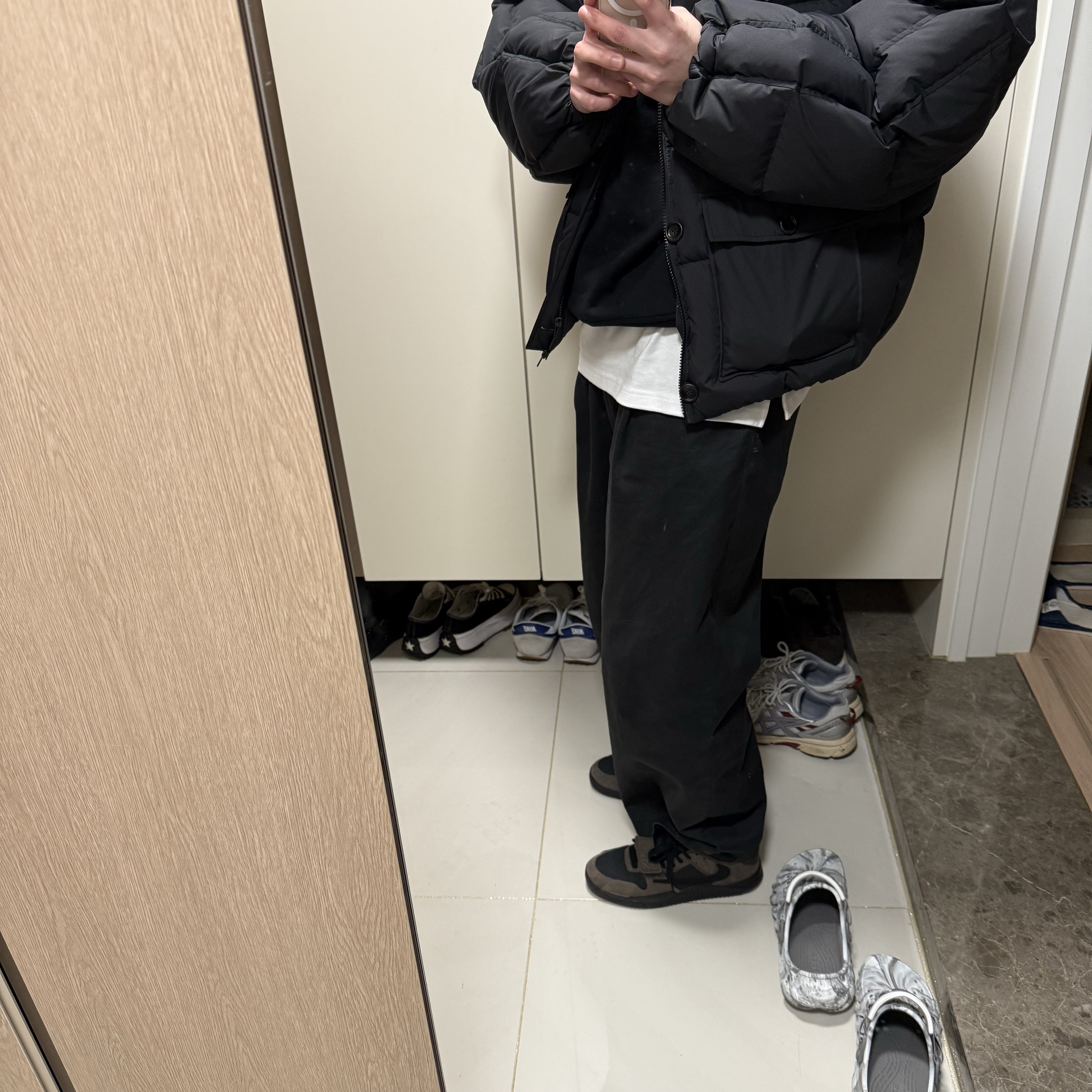 Jordan x Travis Scott Jumpman Jack TR Black and Dark Mocha 착용 스타일 - 1