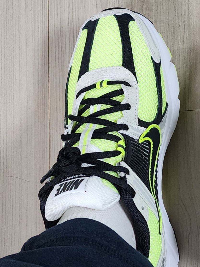 Nike Zoom Vomero 5 Volt Metallic Platinum 착용 스타일