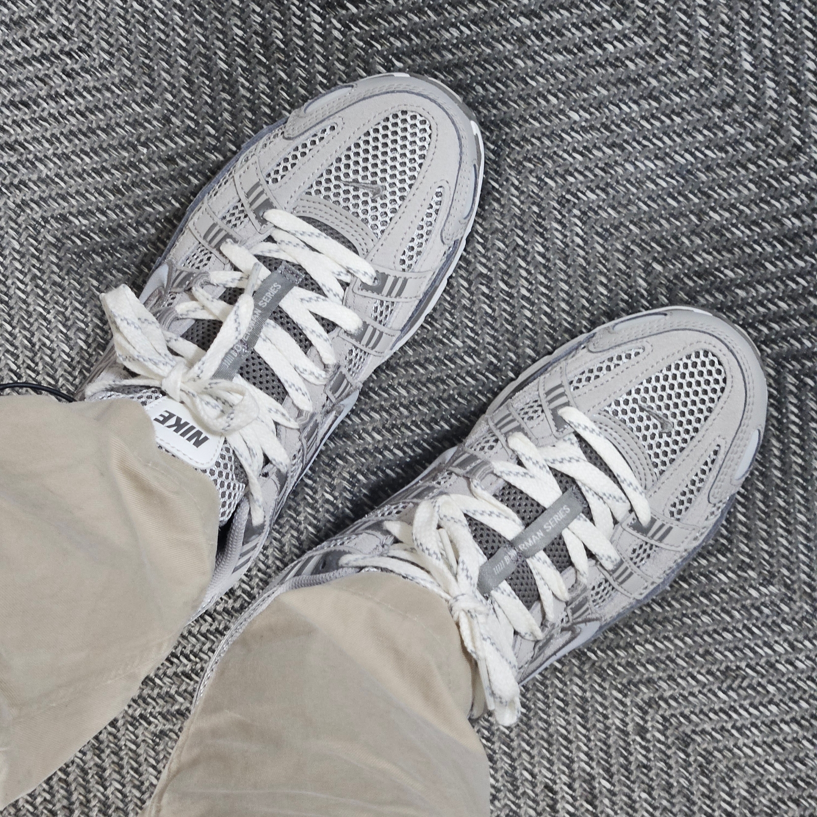 Nike P-6000 PRM Light Iron Ore 착용 스타일 - 2