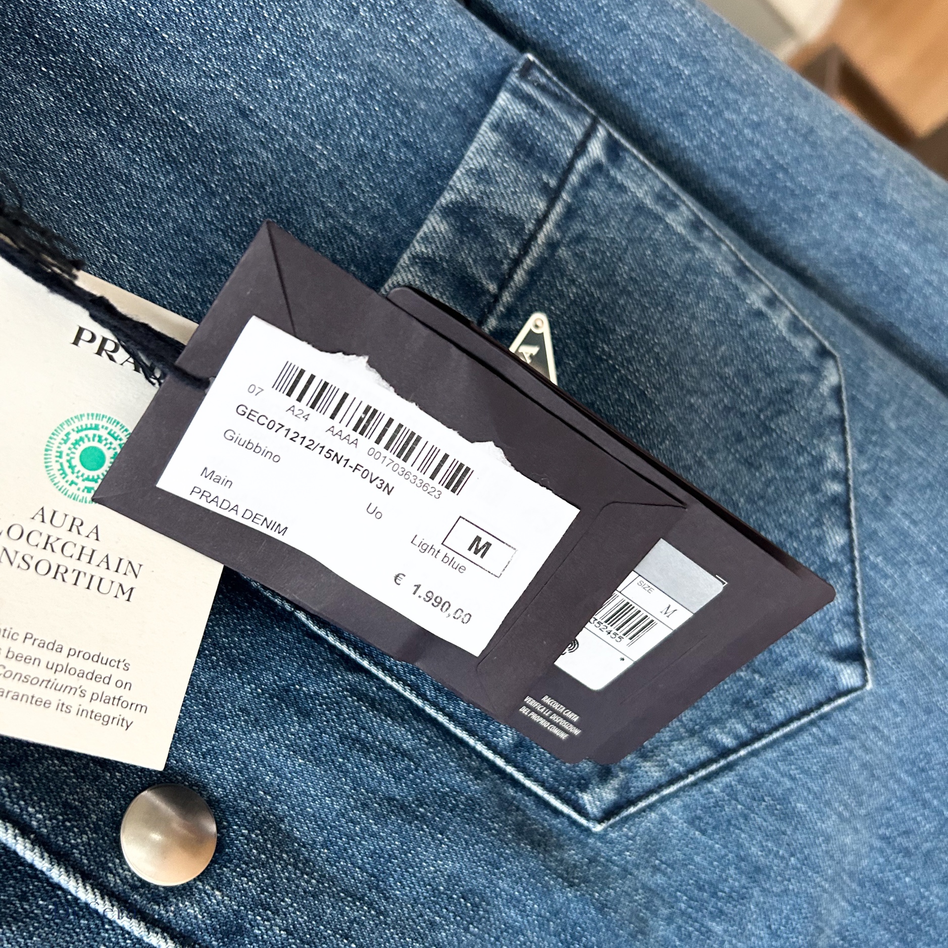 Prada Padding Denim Shirt Light Blue 착용 스타일 - 4