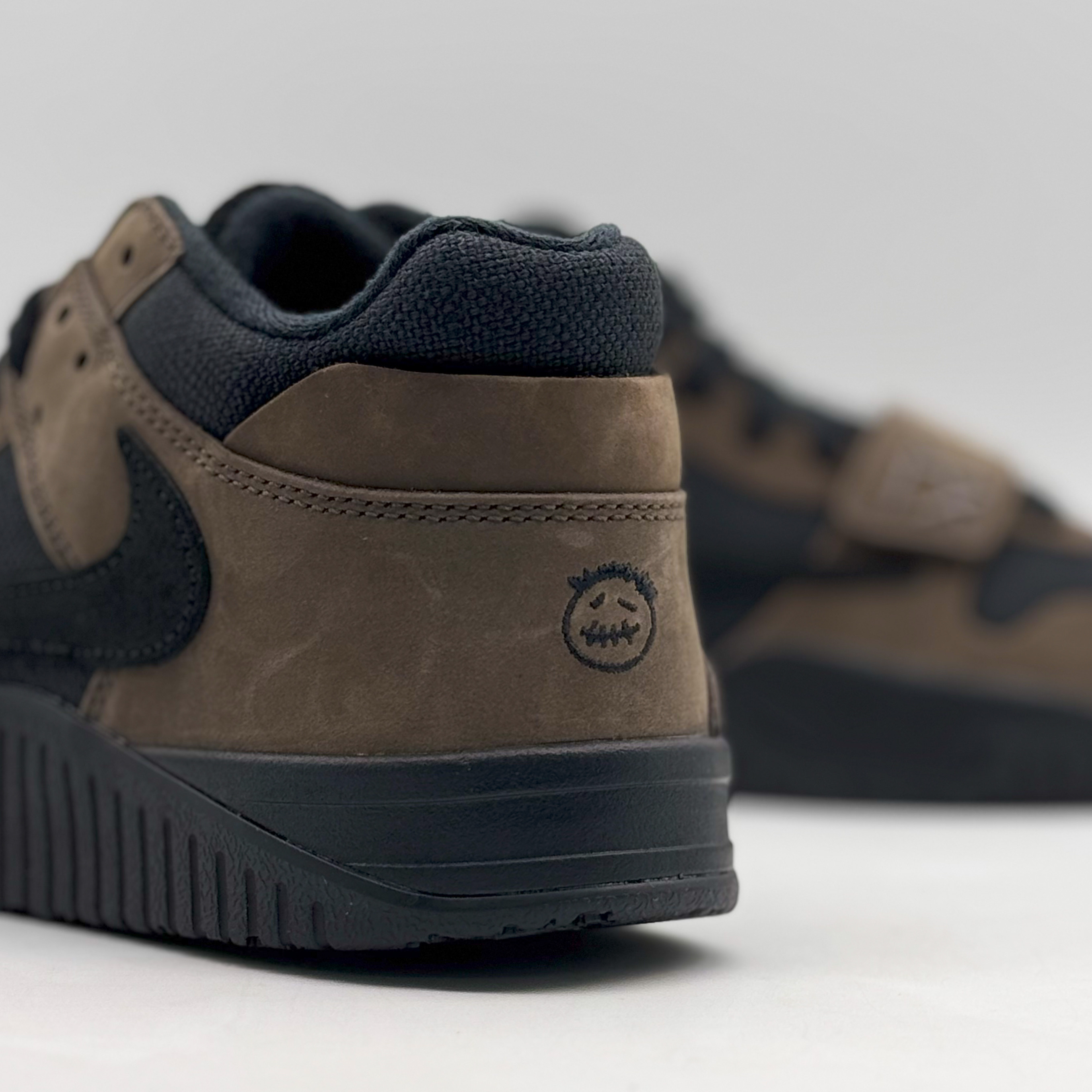 Jordan x Travis Scott Jumpman Jack TR Black and Dark Mocha 착용 스타일 - 5