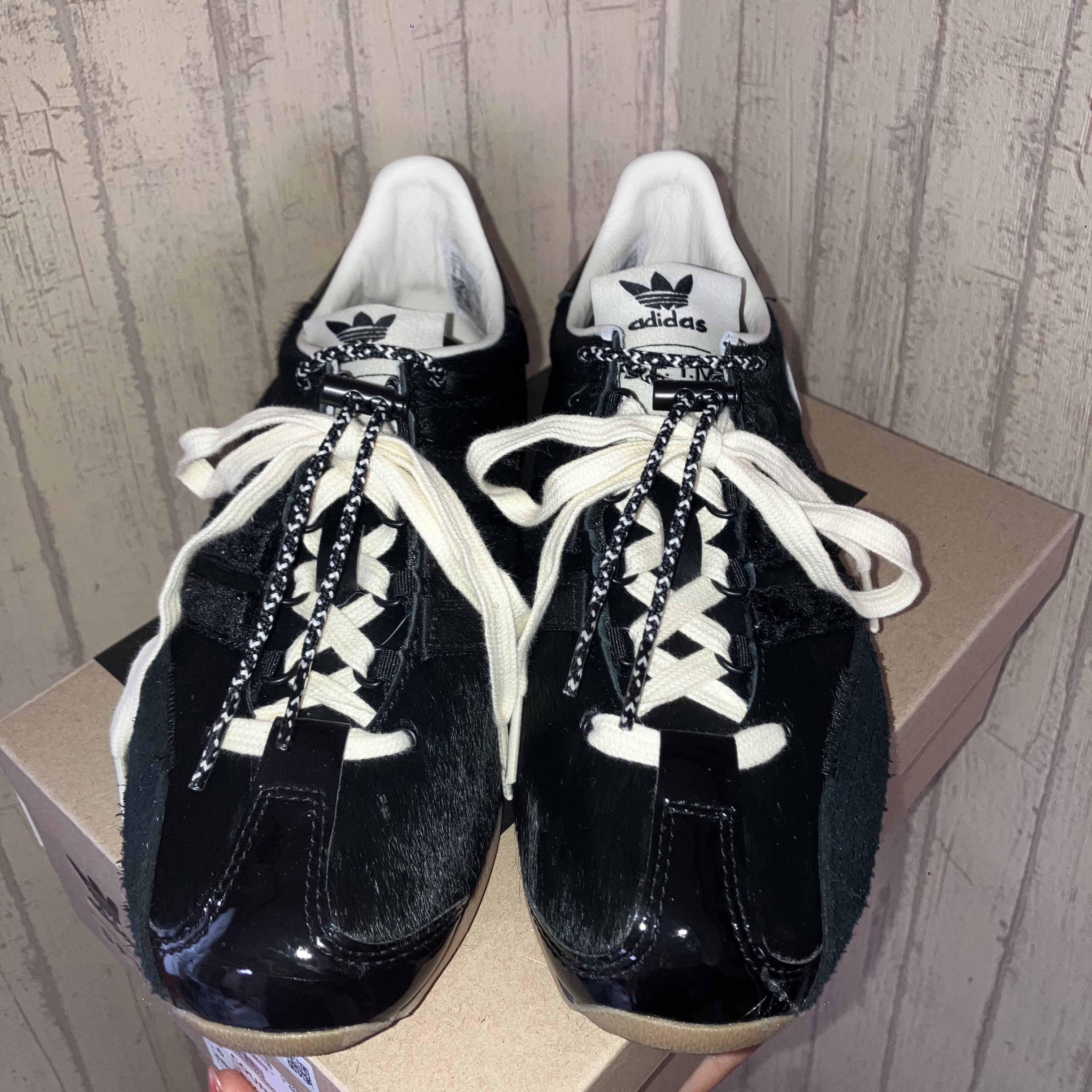 Adidas x Song for the Mute Country OG Core Black Cream White 착용 스타일 - 1