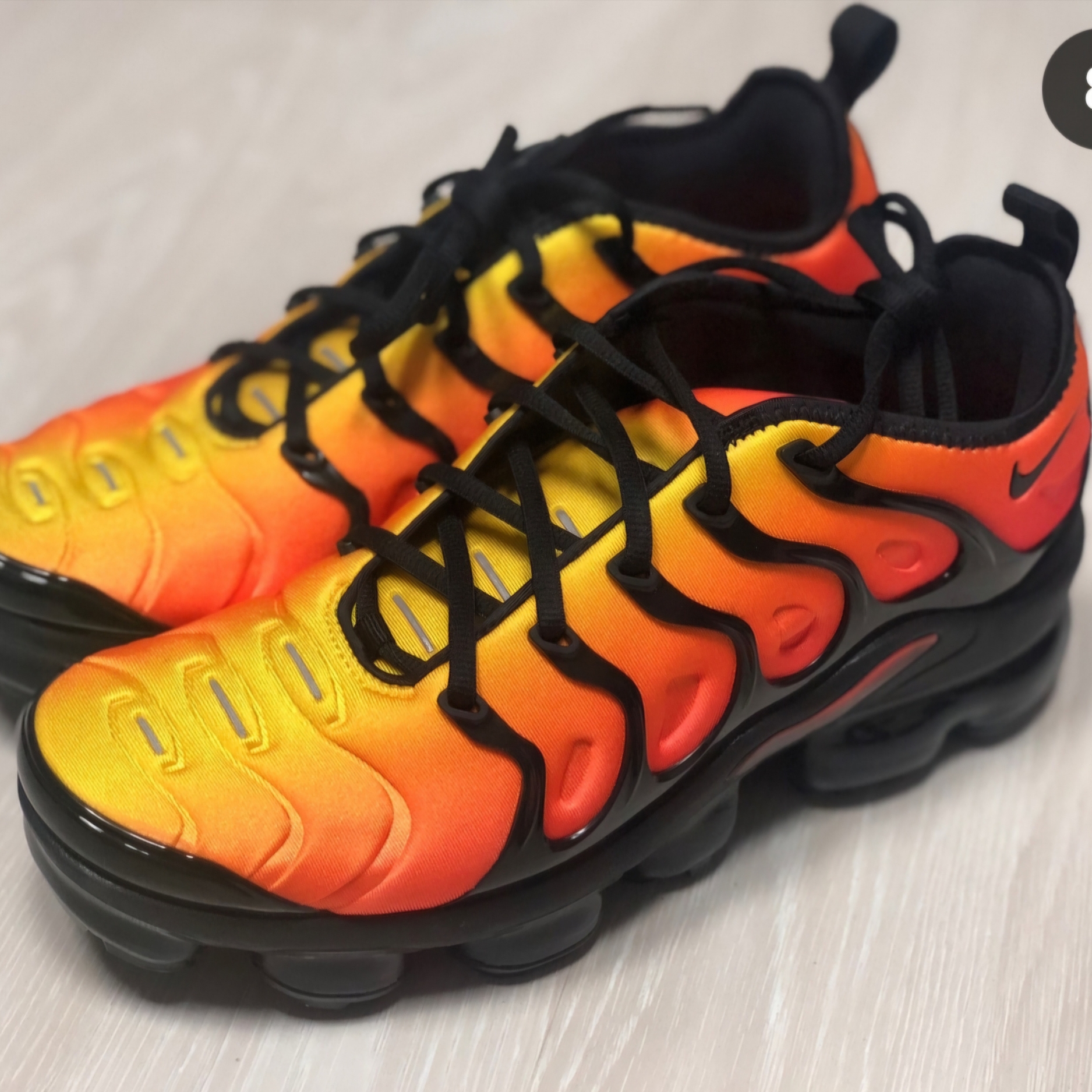 Nike Air VaporMax Plus Black Orange Crimson 착용 스타일