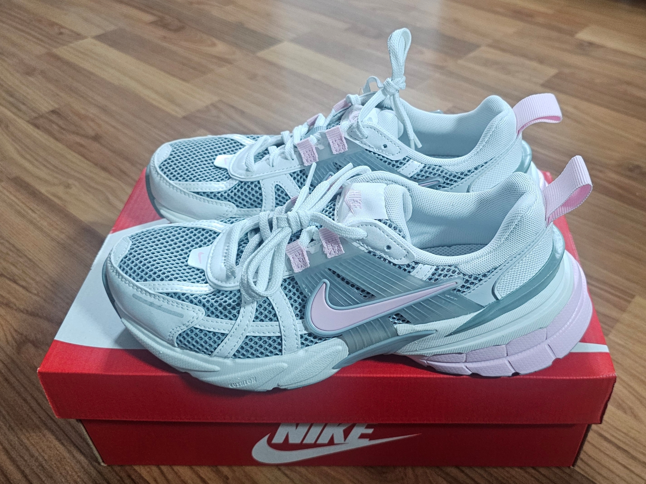 Nike V2K Run Metallic Silver White 착용 스타일 - 1