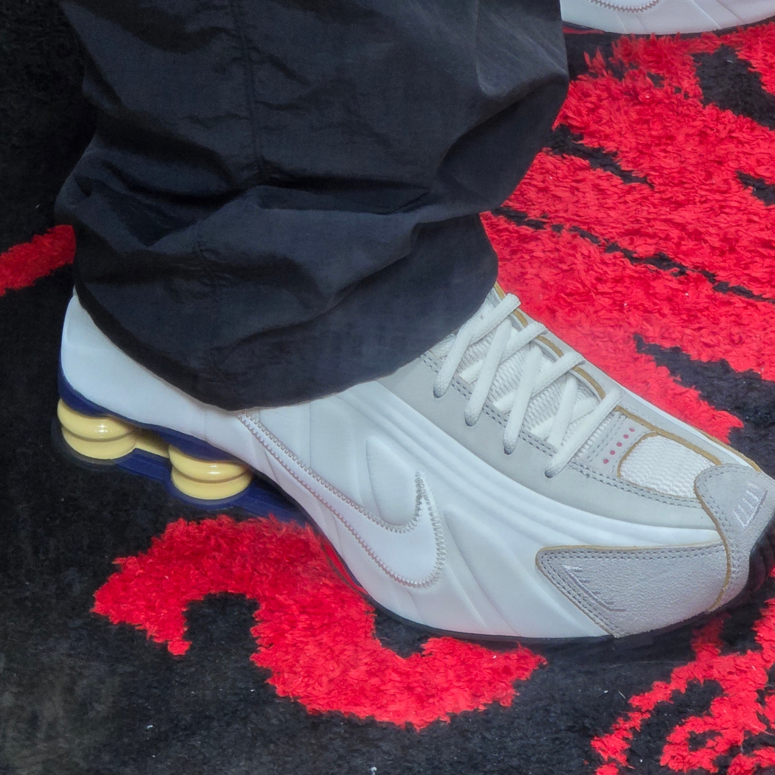 Nike Shox R4 PRM Light Iron Ore and Phantom 착용 스타일