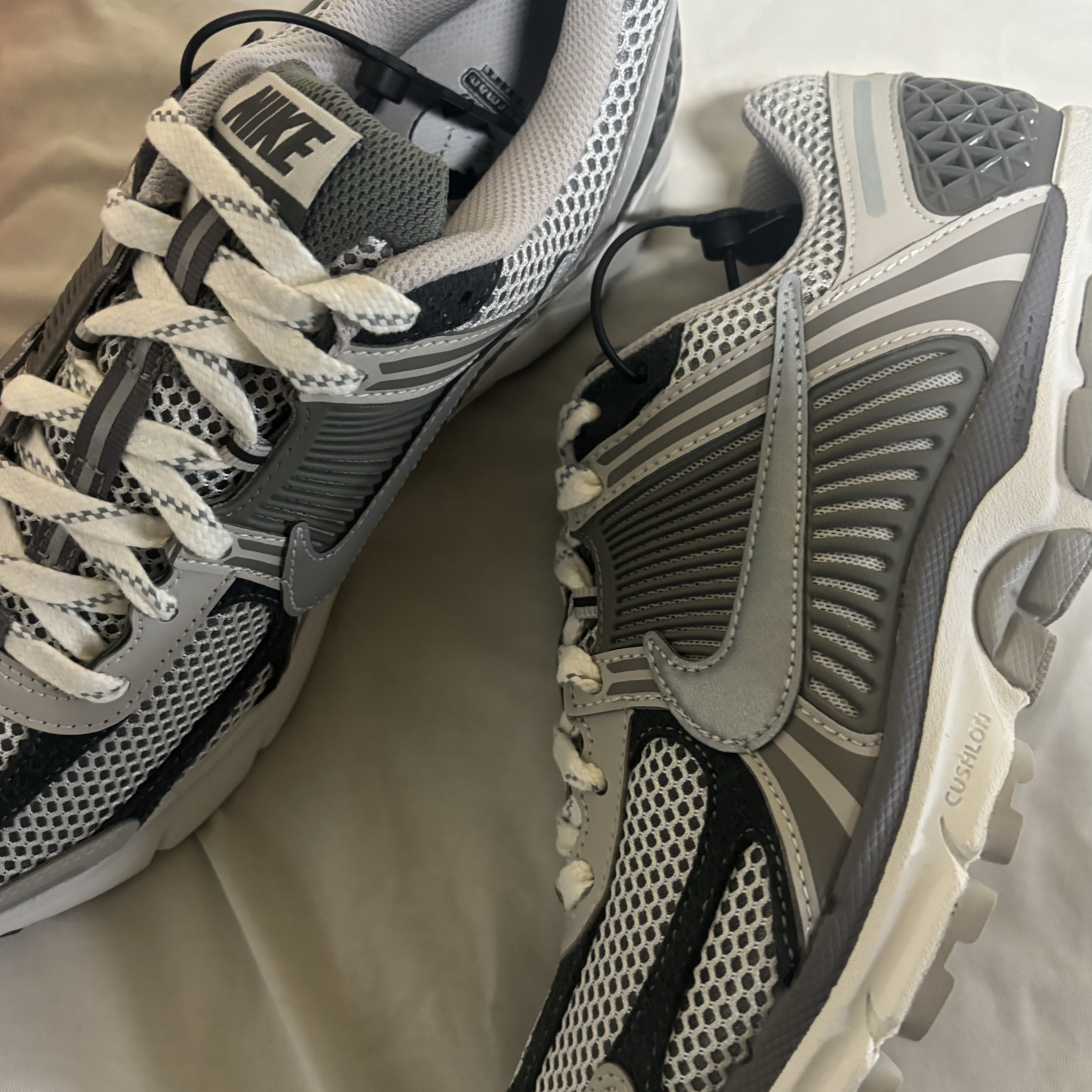 Nike Zoom Vomero 5 PRM Light Iron Ore and Flat Fewter 착용 스타일