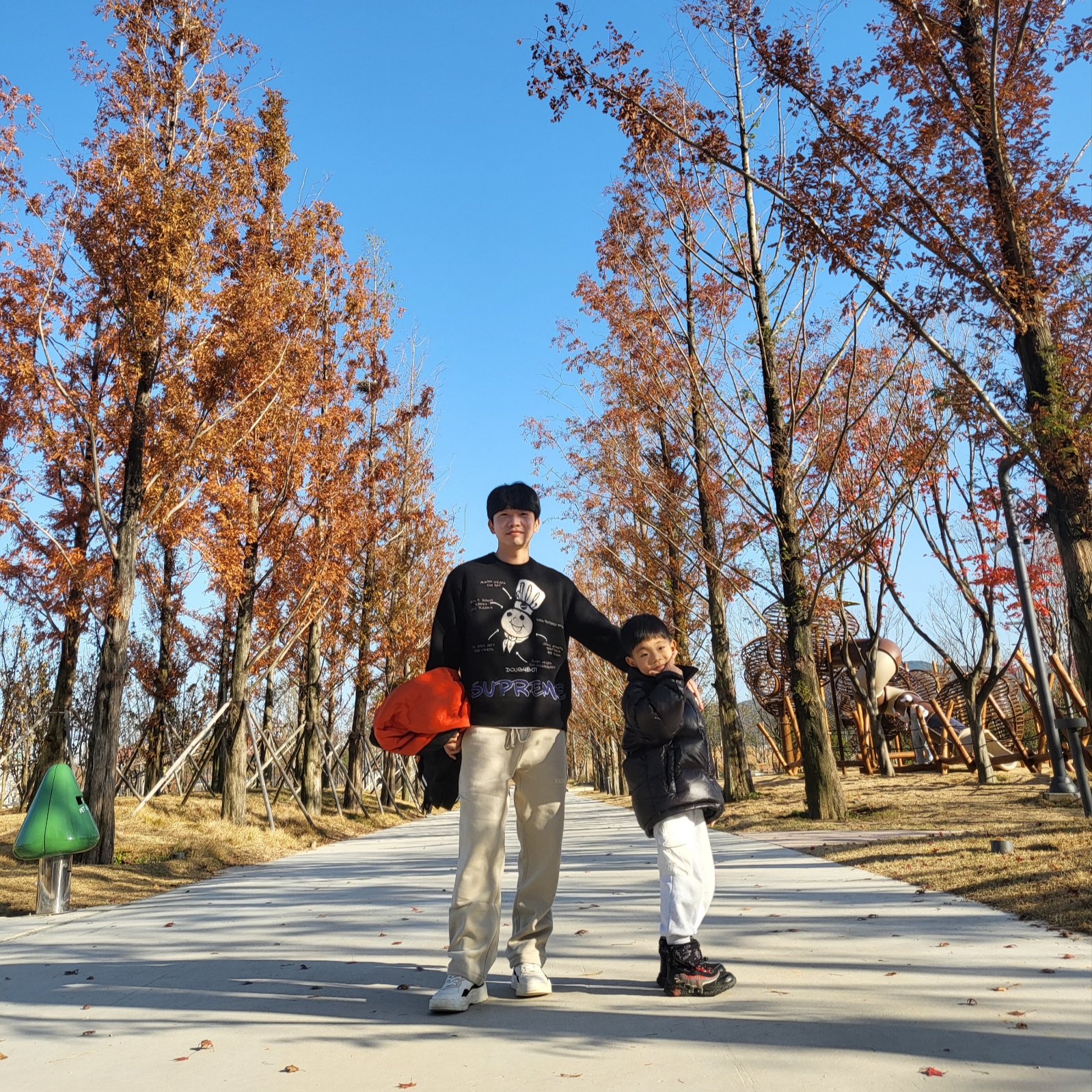 Essentials Relaxed Sweatpants Wheat - 22SS, Supreme Doughboy Sweater Black - 22FW 착용 스타일 - 1