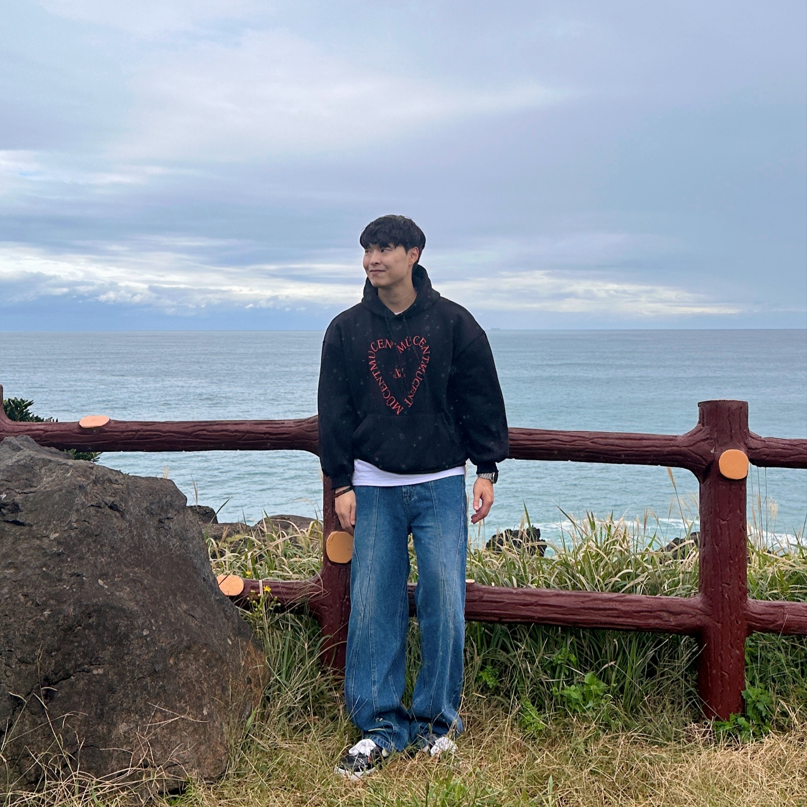 MUCENT Heart Lettering Hood T Black 착용 스타일