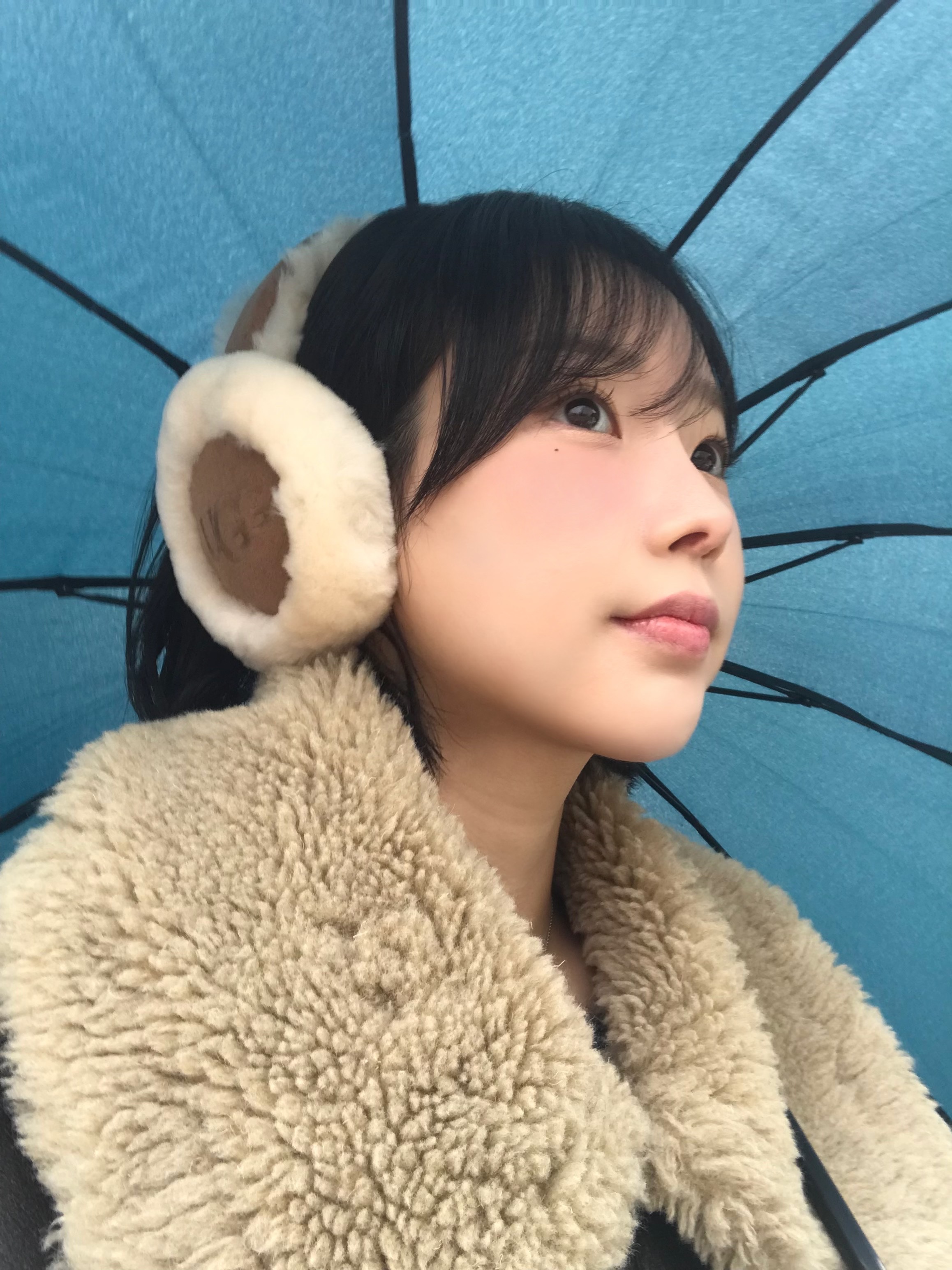 (W) UGG Embroidered Logo Earmuff Chestnut 착용 스타일