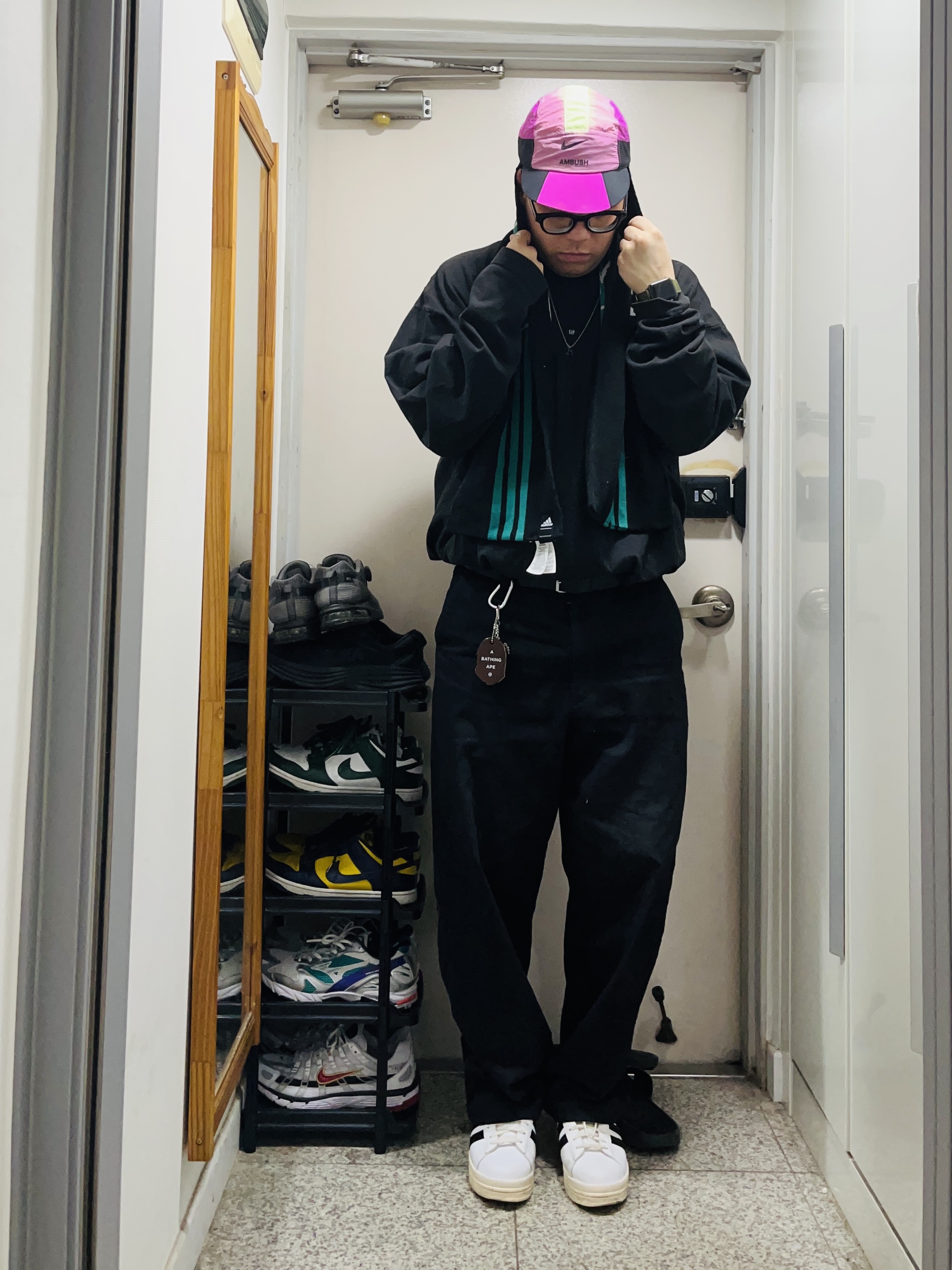 Nike x Ambush NRG AW84 Cap Magic Flamingo, Yeezy Gap Engineered By Balenciaga Logo Long Sleeve T-Shirt Black 착용 스타일 - 3