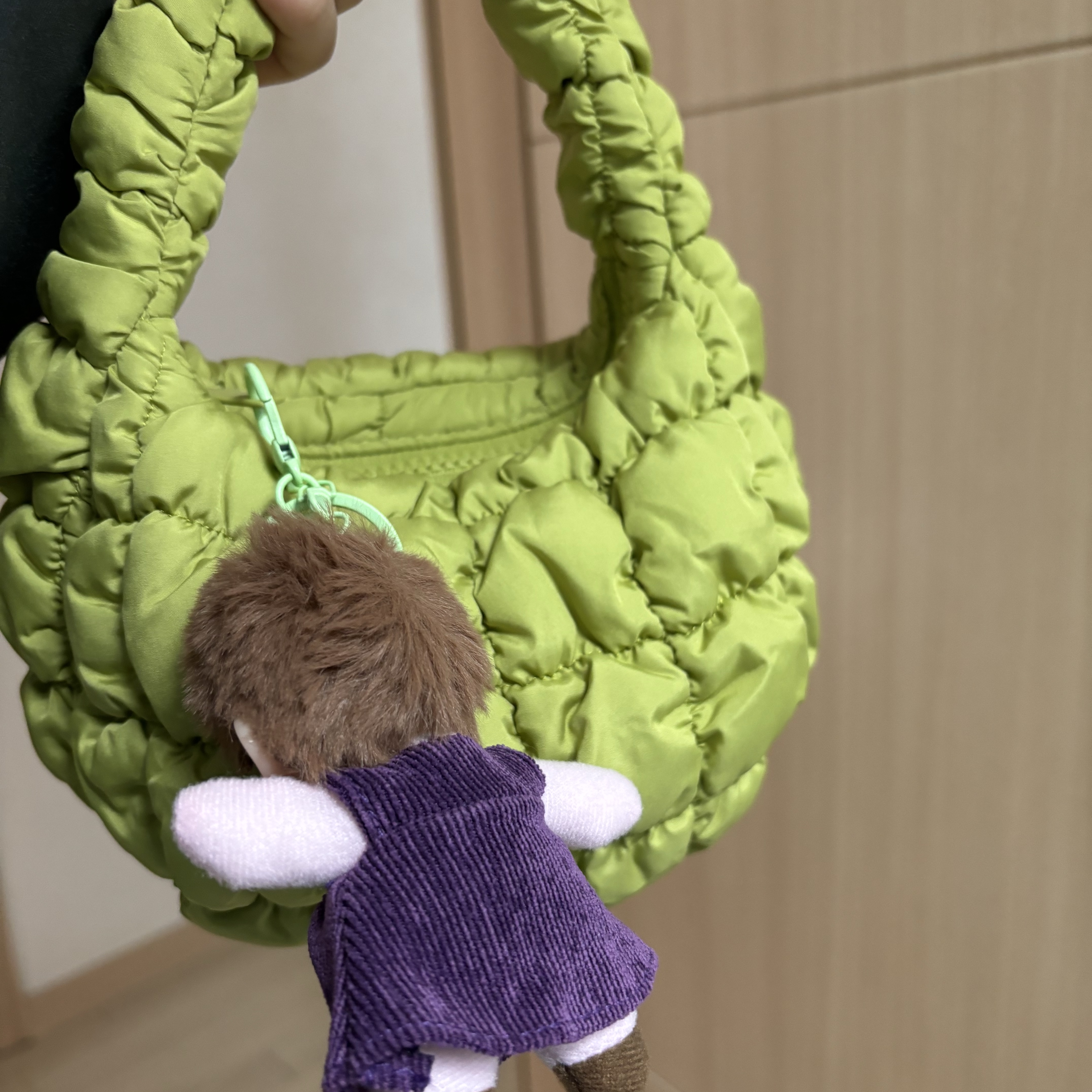COS Quilted Micro Bag Green 착용 스타일 - 1