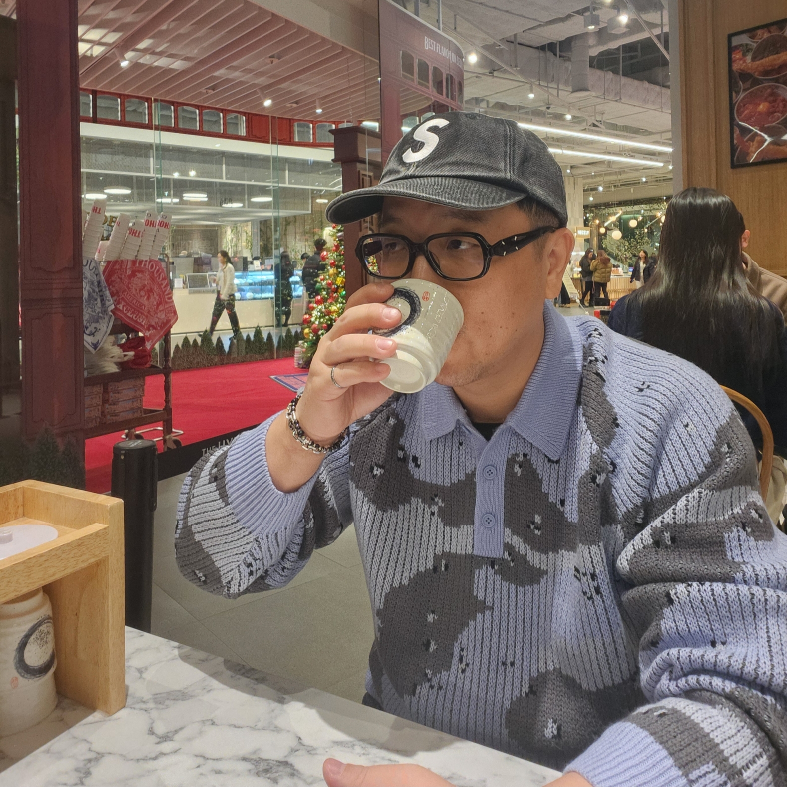 Gentle Monster x Maison Margiela MM114 Black Clear, Supreme Pigment S Logo 6-Panel Black - 24FW 착용 스타일 - 1