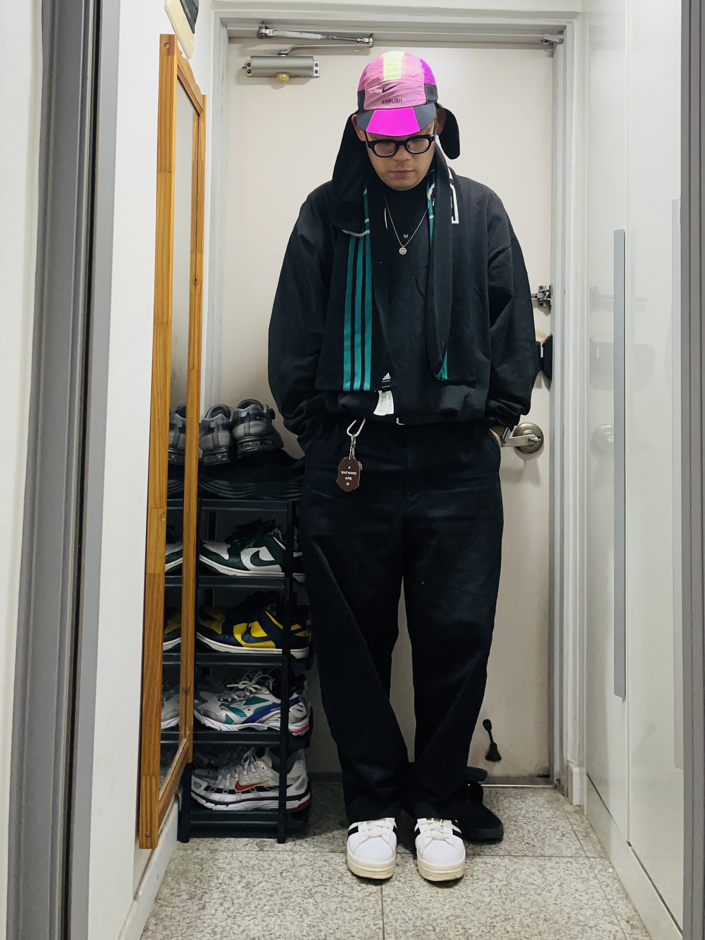 Nike x Ambush NRG AW84 Cap Magic Flamingo, Yeezy Gap Engineered By Balenciaga Logo Long Sleeve T-Shirt Black 착용 스타일 - 1