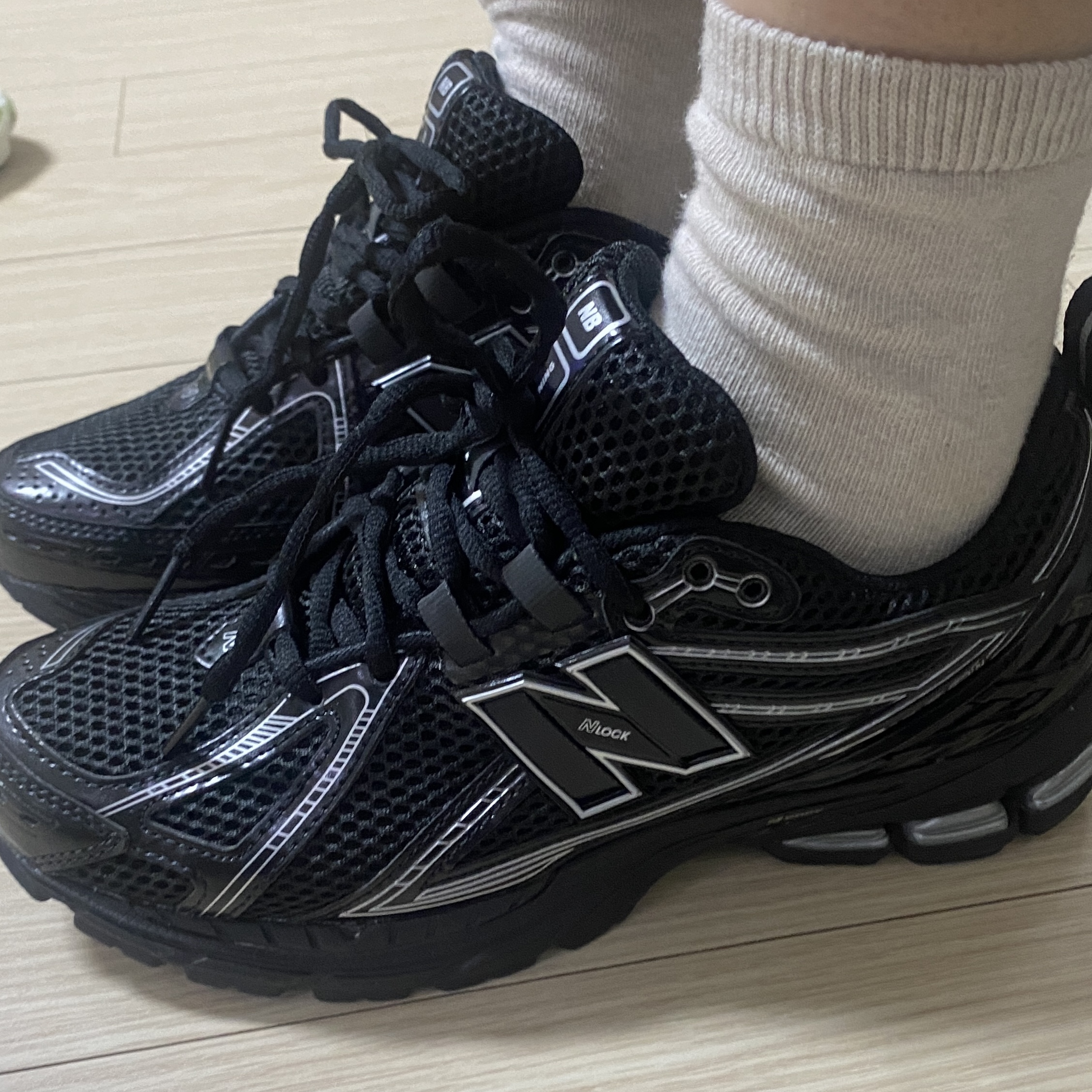 New Balance 1906R Black Silver Metallic 착용 스타일