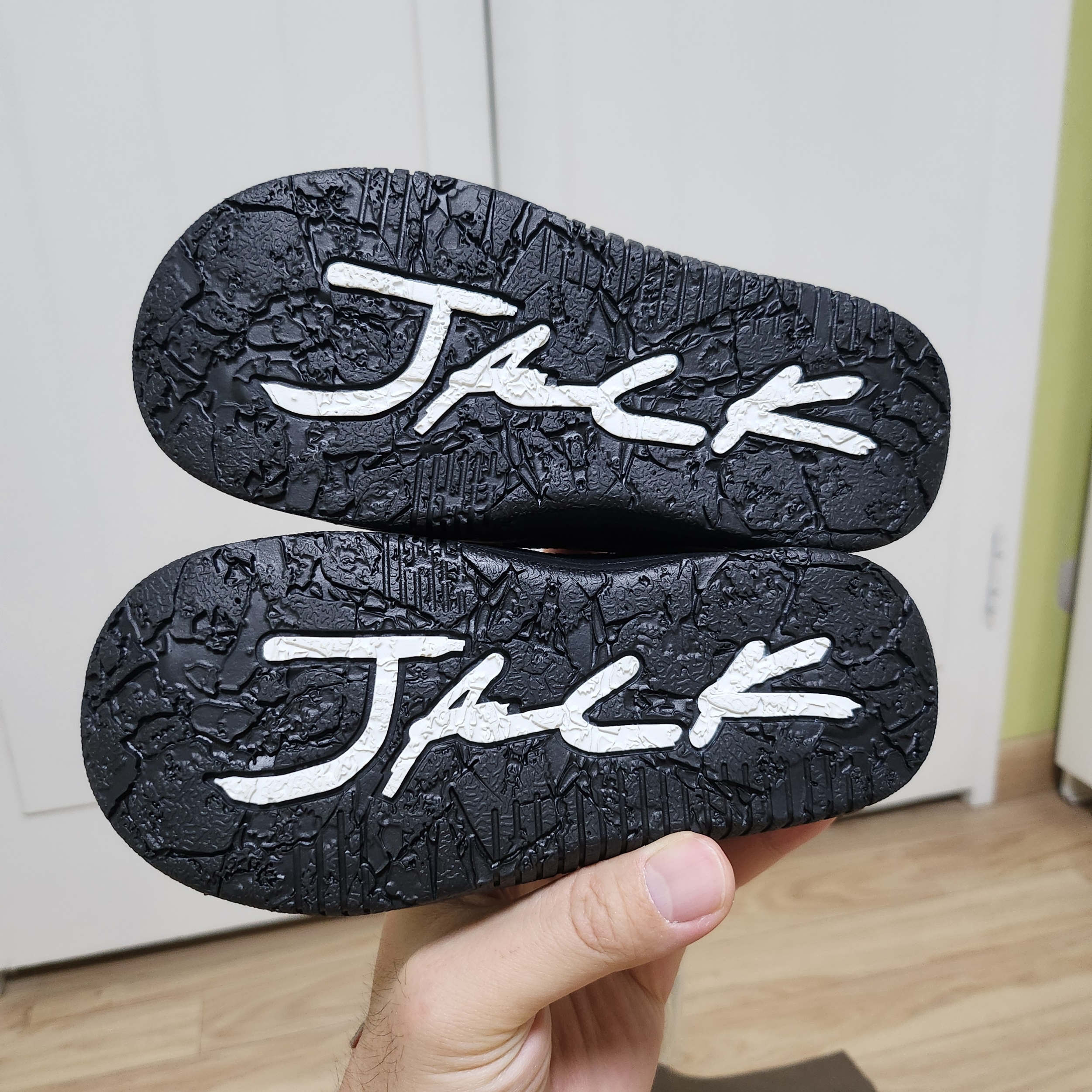 (TD) Jordan x Travis Scott Jumpman Jack TR Black and Dark Mocha 착용 스타일 - 4