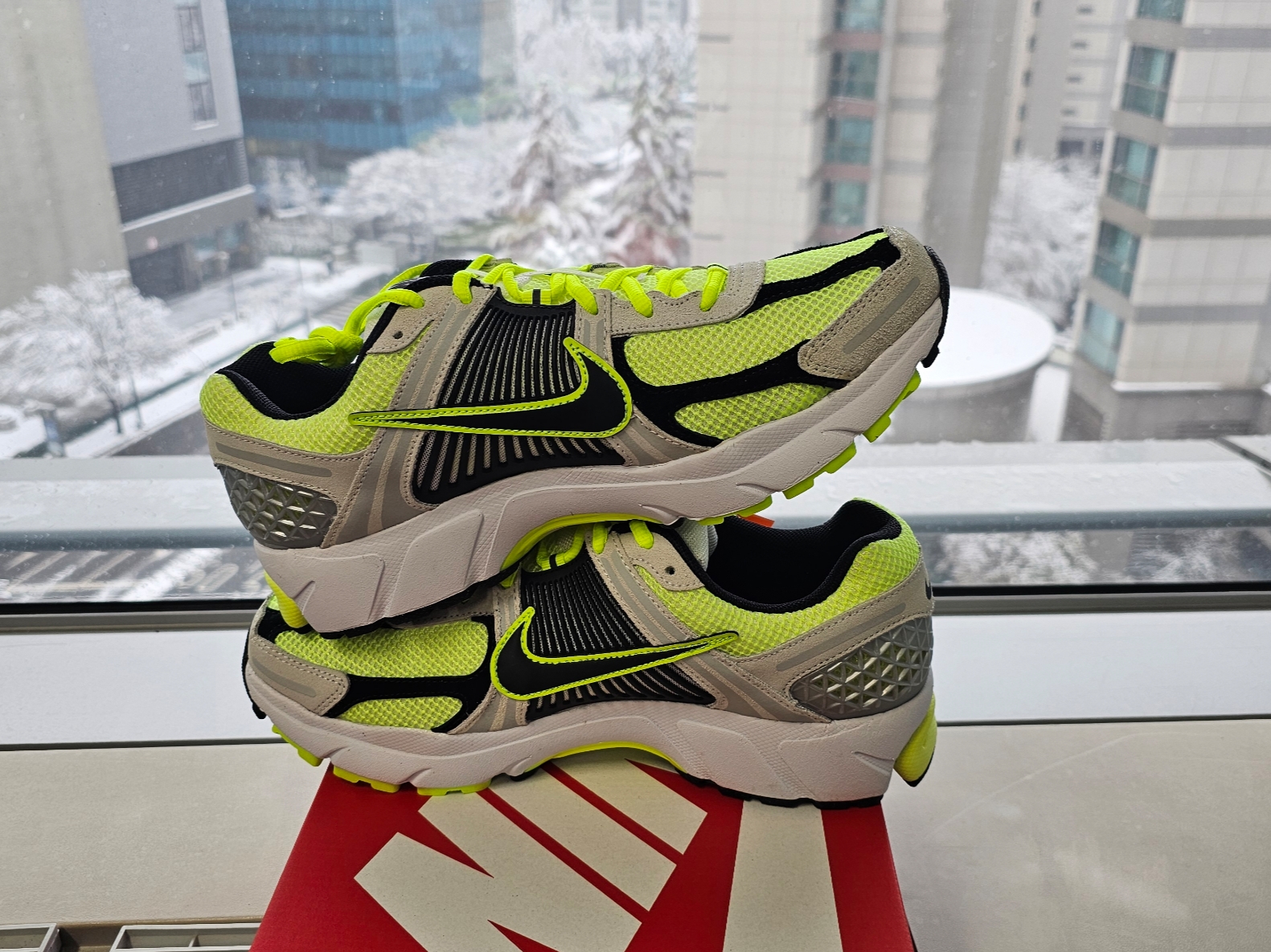 Nike Zoom Vomero 5 Volt Metallic Platinum 착용 스타일 - 1