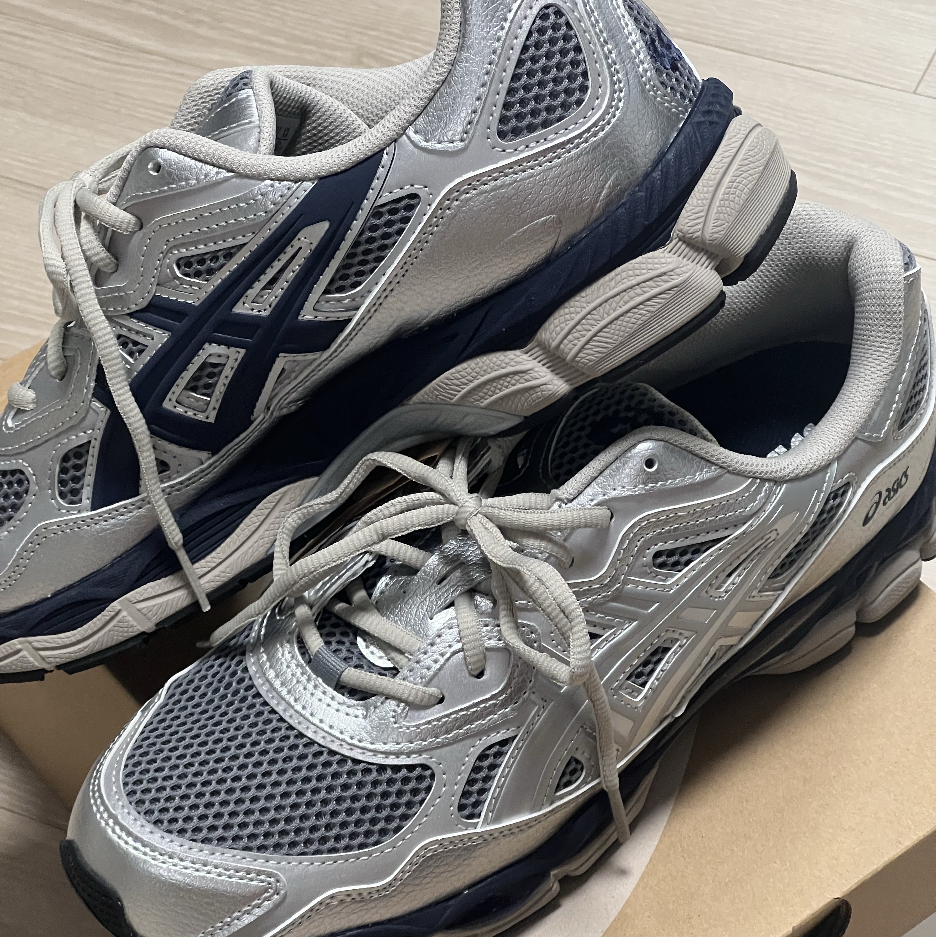 Asics x Billy's Gel-NYC Pure Silver Midnight 착용 스타일 - 1