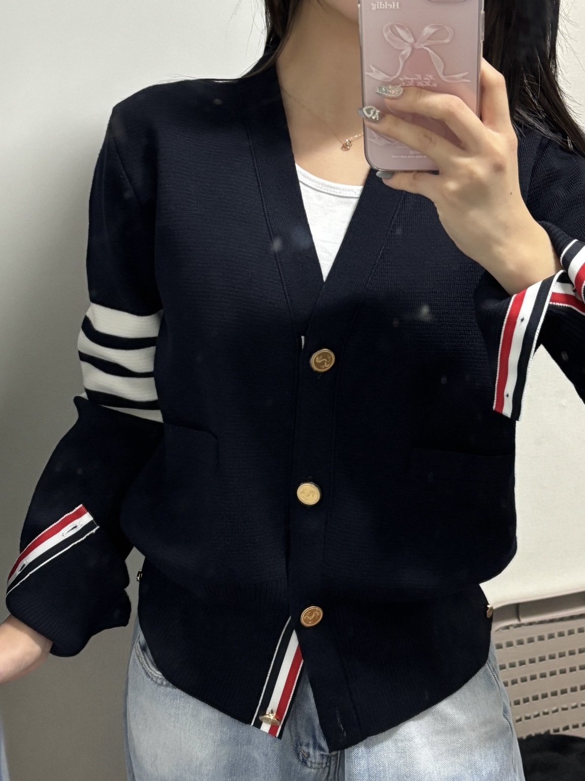 (W) Thom Browne Fine Merino Wool Milano Stitch 4-Bar Classic V-Neck Cardigan Navy 착용 스타일
