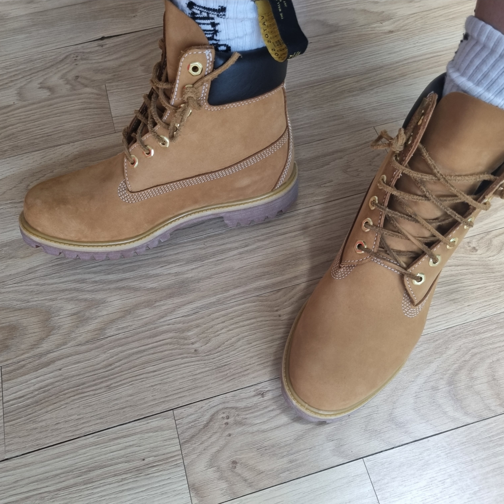 Timberland Premium 6 inch Waterproof Boot Wheat Nubuck - Wide, Jordan 1 Retro High OG Chicago 2022 착용 스타일 - 2