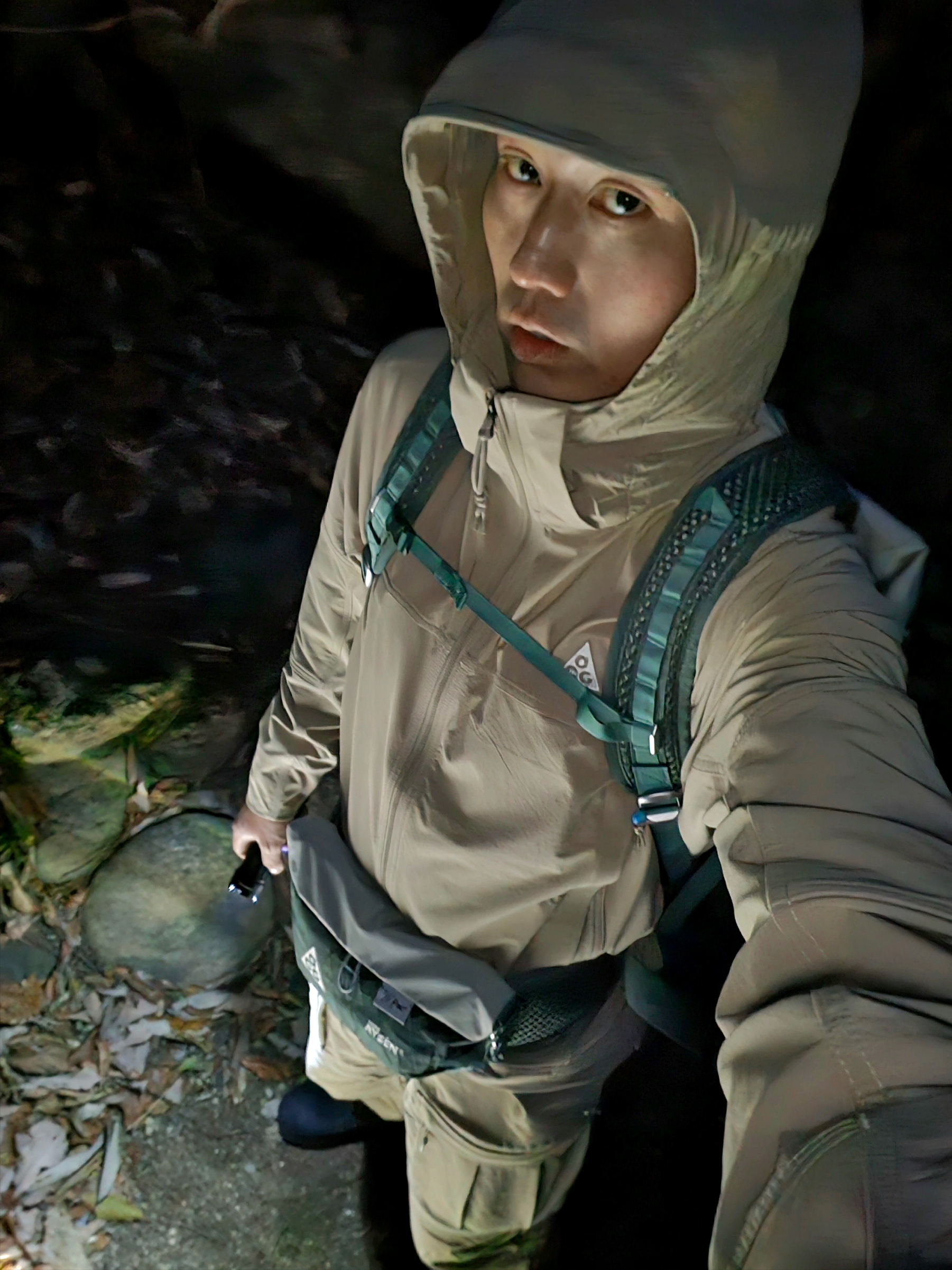 Nike ACG Smith Summit Cargo Pants Khaki Iron Ore - Asia, Nike ACG Sun Farer Jacket Khaki Summit White - Asia 착용 스타일
