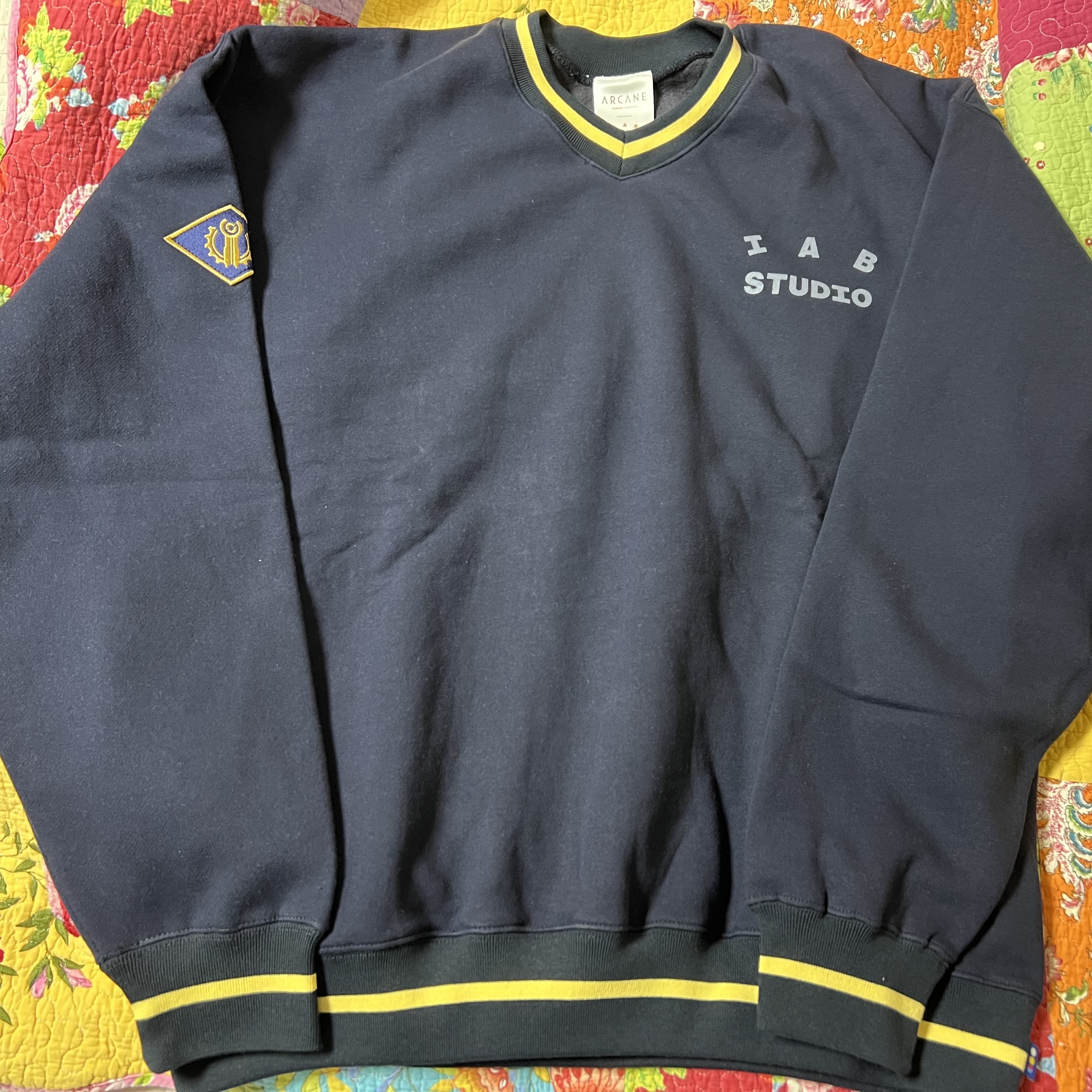 IAB Studio x Arcane Piltover Sweatshirt Navy Dove Blue 착용 스타일 - 1