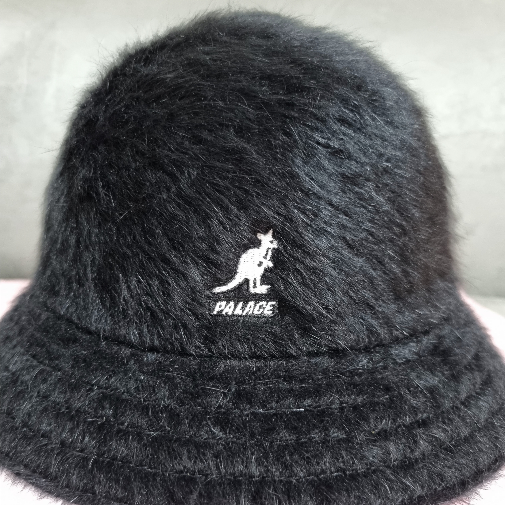 Palace x Kangol Furgora Black - 24FW 착용 스타일 - 3