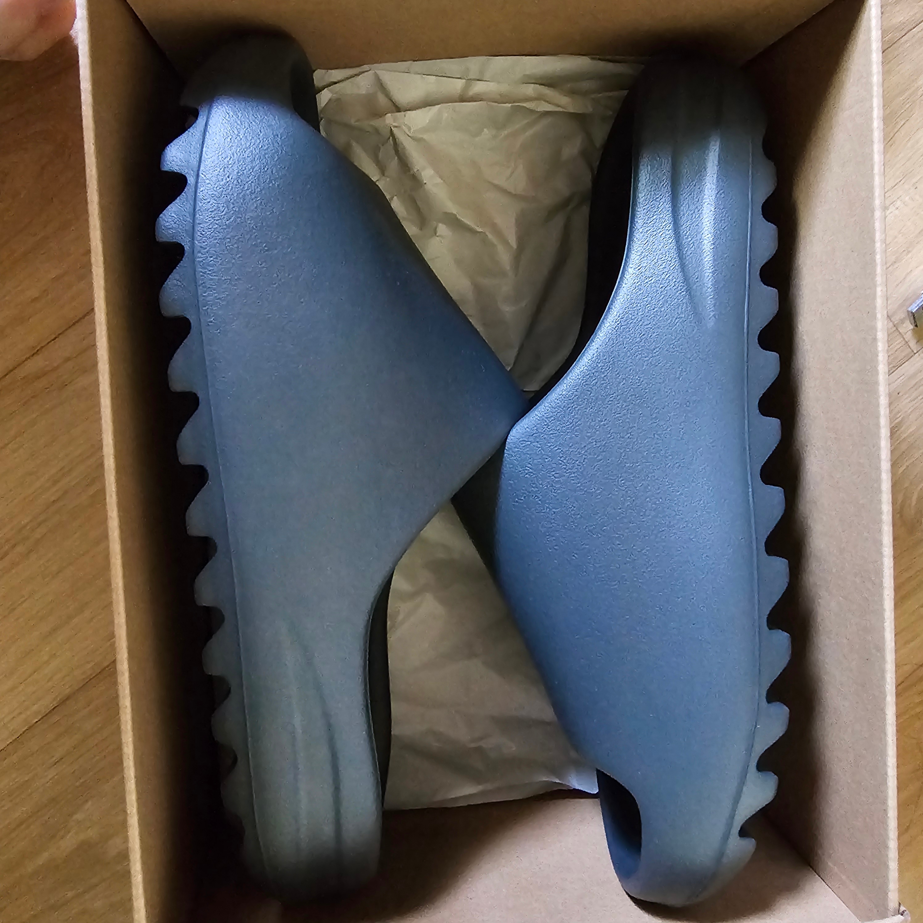 Adidas Yeezy Slide Onyx 착용 스타일