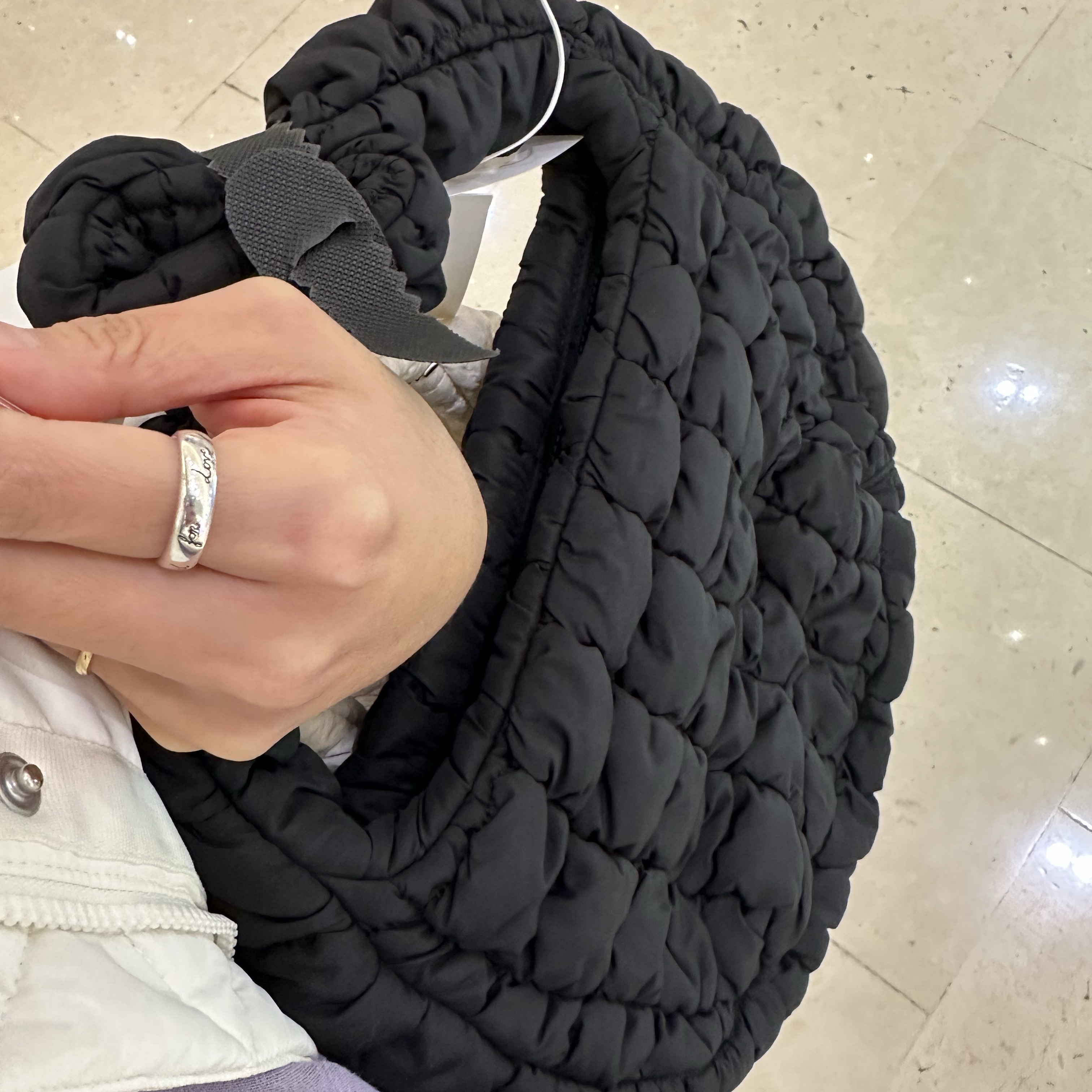 COS Quilted Mini Bag Black, Gucci Blind For Love Ring Silver 착용 스타일