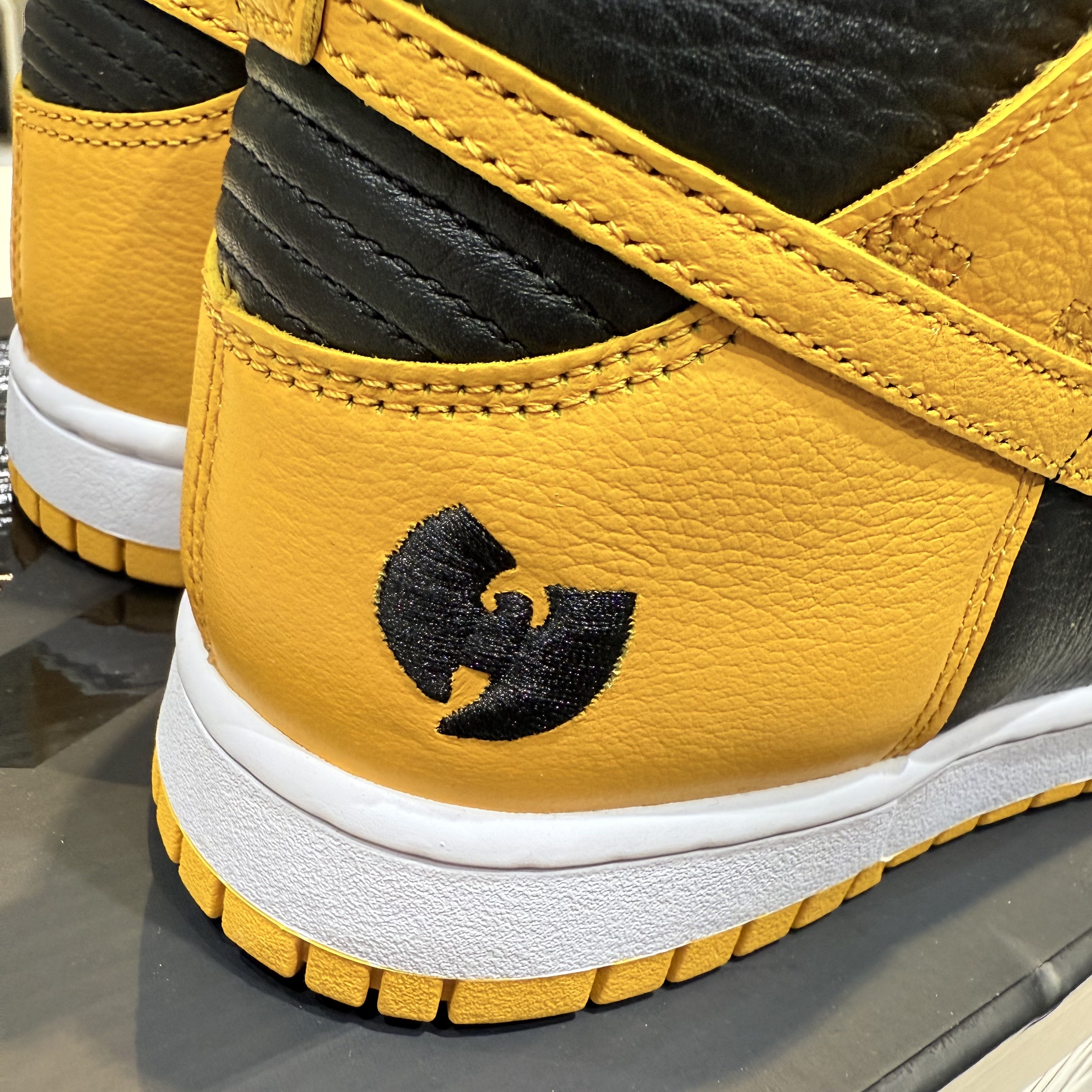 Nike Wu-Tang Clan Dunk High Black and Pollen 착용 스타일 - 4