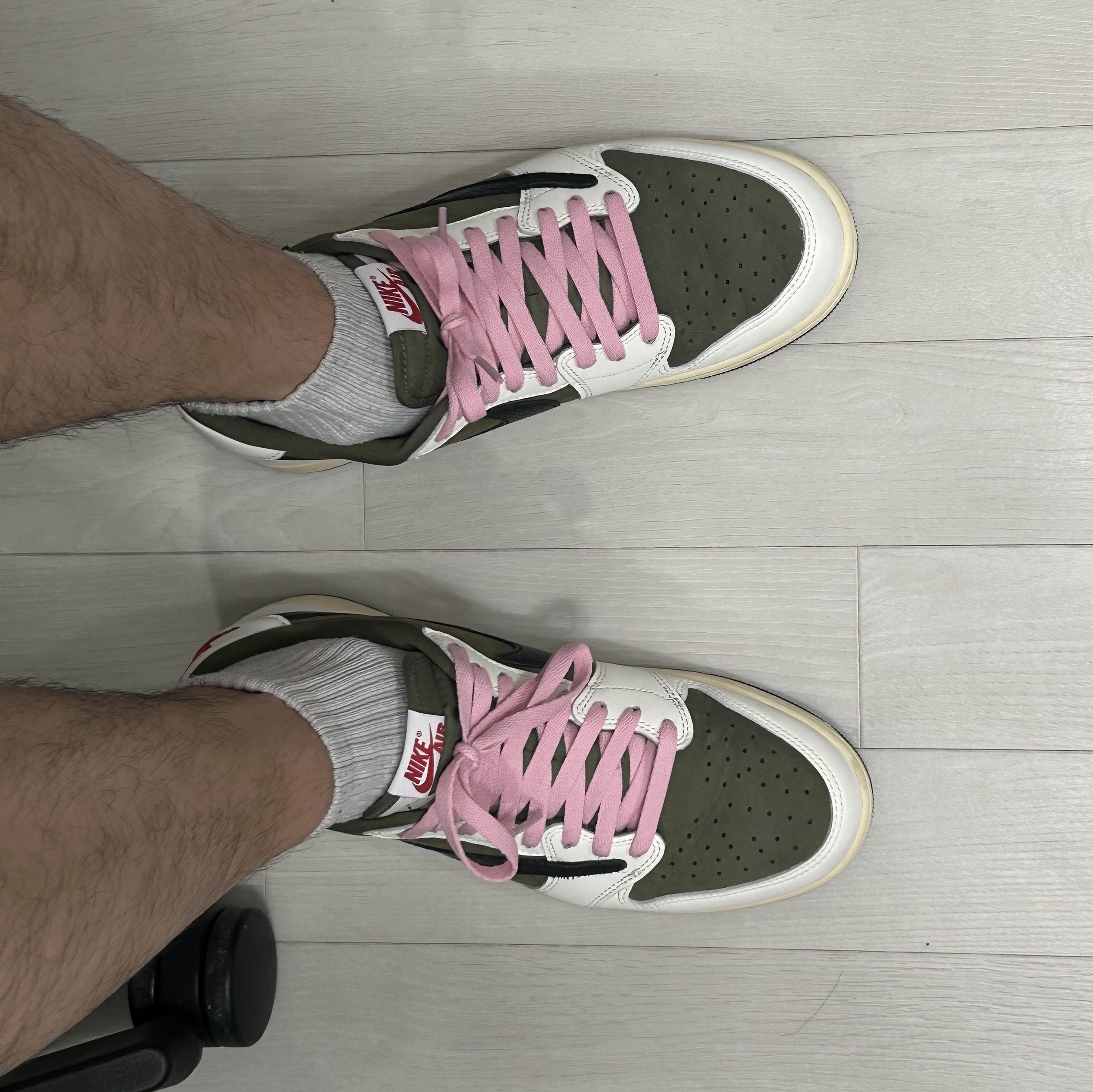 Jordan 1 x Travis Scott Retro Low OG SP Reverse Olive 착용 스타일 - 6