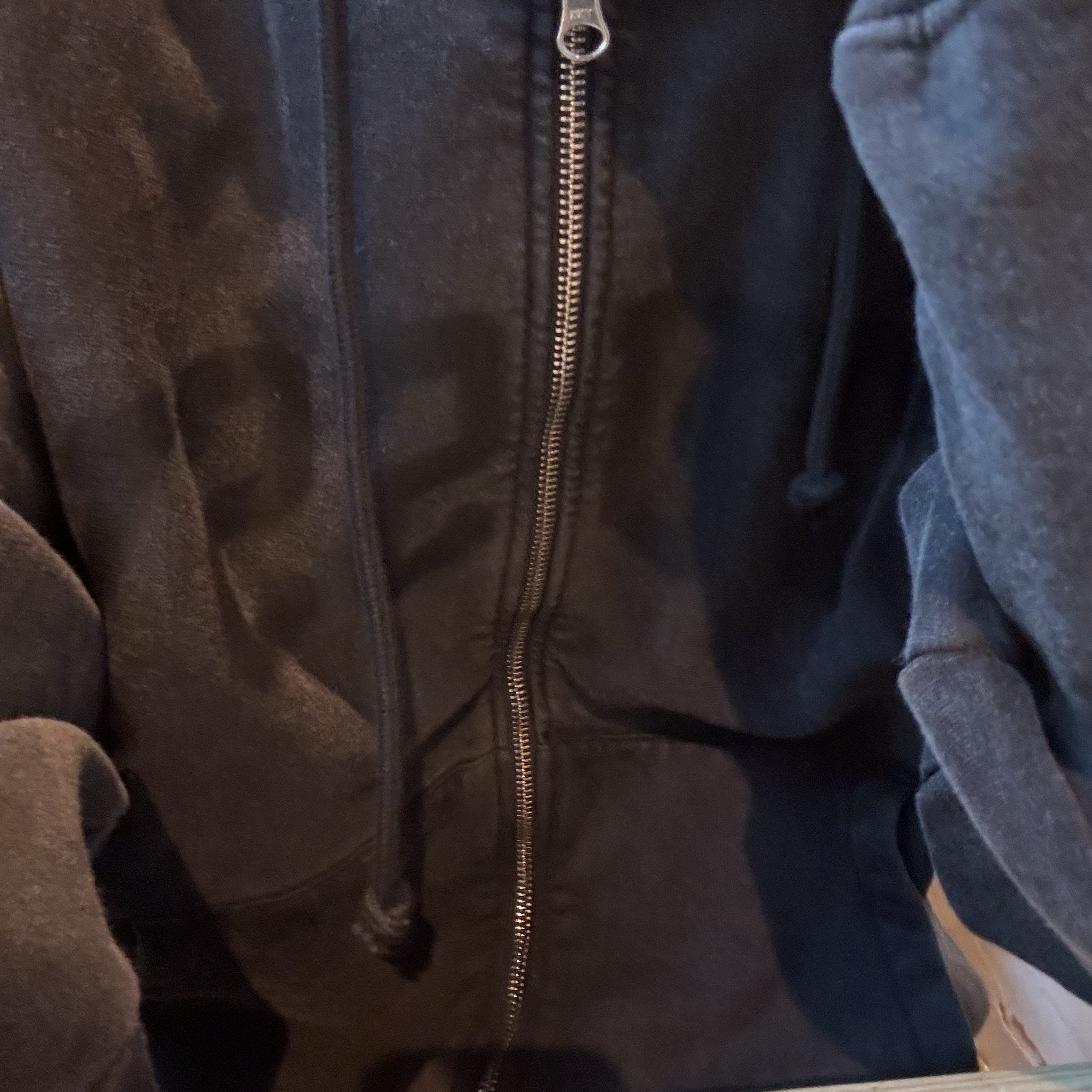Stussy Faded Graphic Zip Hoodie Washed Black 착용 스타일 - 2
