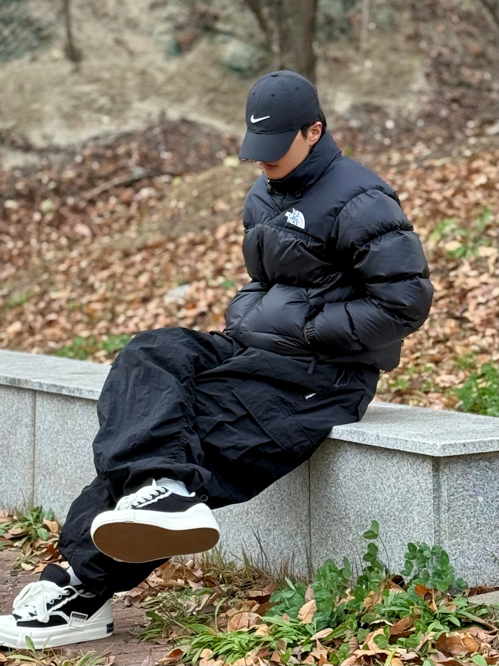 The North Face 1996 Eco Nuptse Jacket Black, Nike Dri-Fit Club Structured Swoosh Cap Black 착용 스타일 - 4