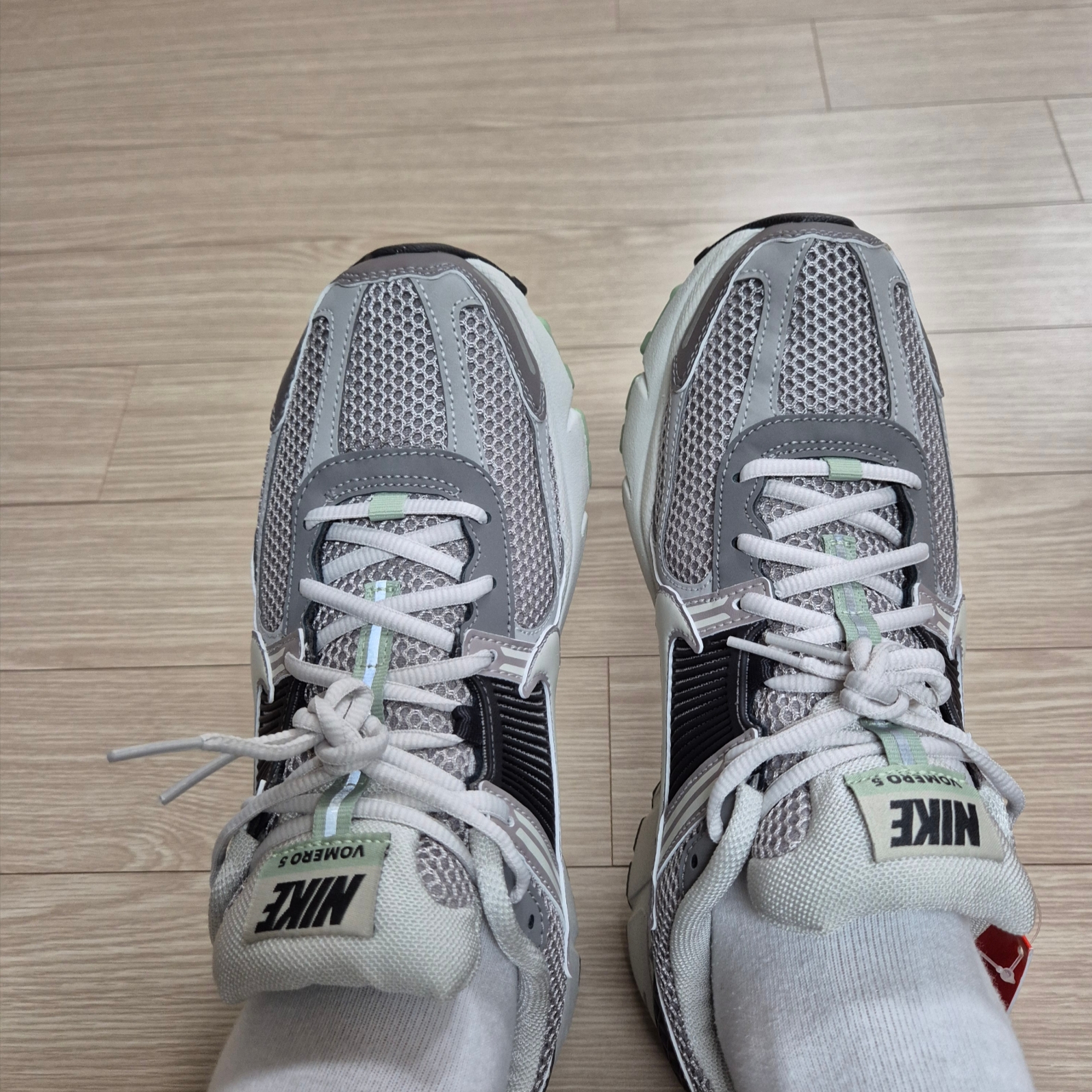 (W) Nike Zoom Vomero 5 Cobblestone and Flat Pewter 착용 스타일