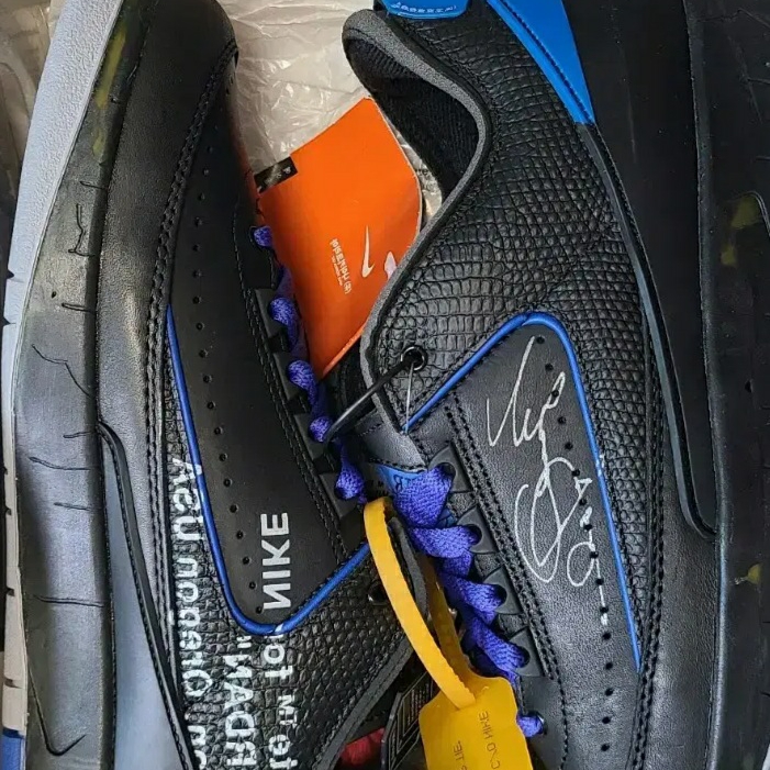 Jordan 2 x Off-White Retro Low SP Black and Varsity Royal 착용 스타일