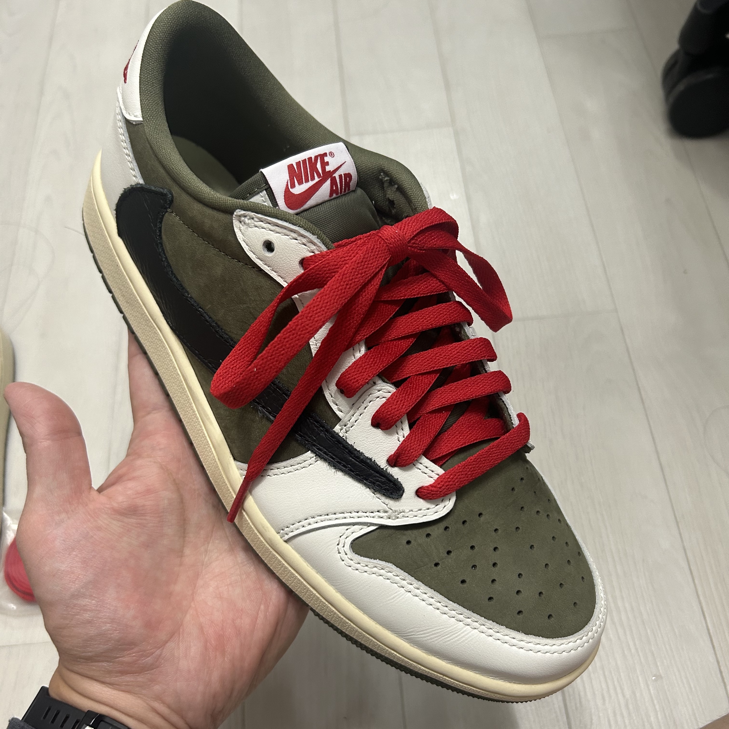 Jordan 1 x Travis Scott Retro Low OG SP Reverse Olive 착용 스타일 - 1