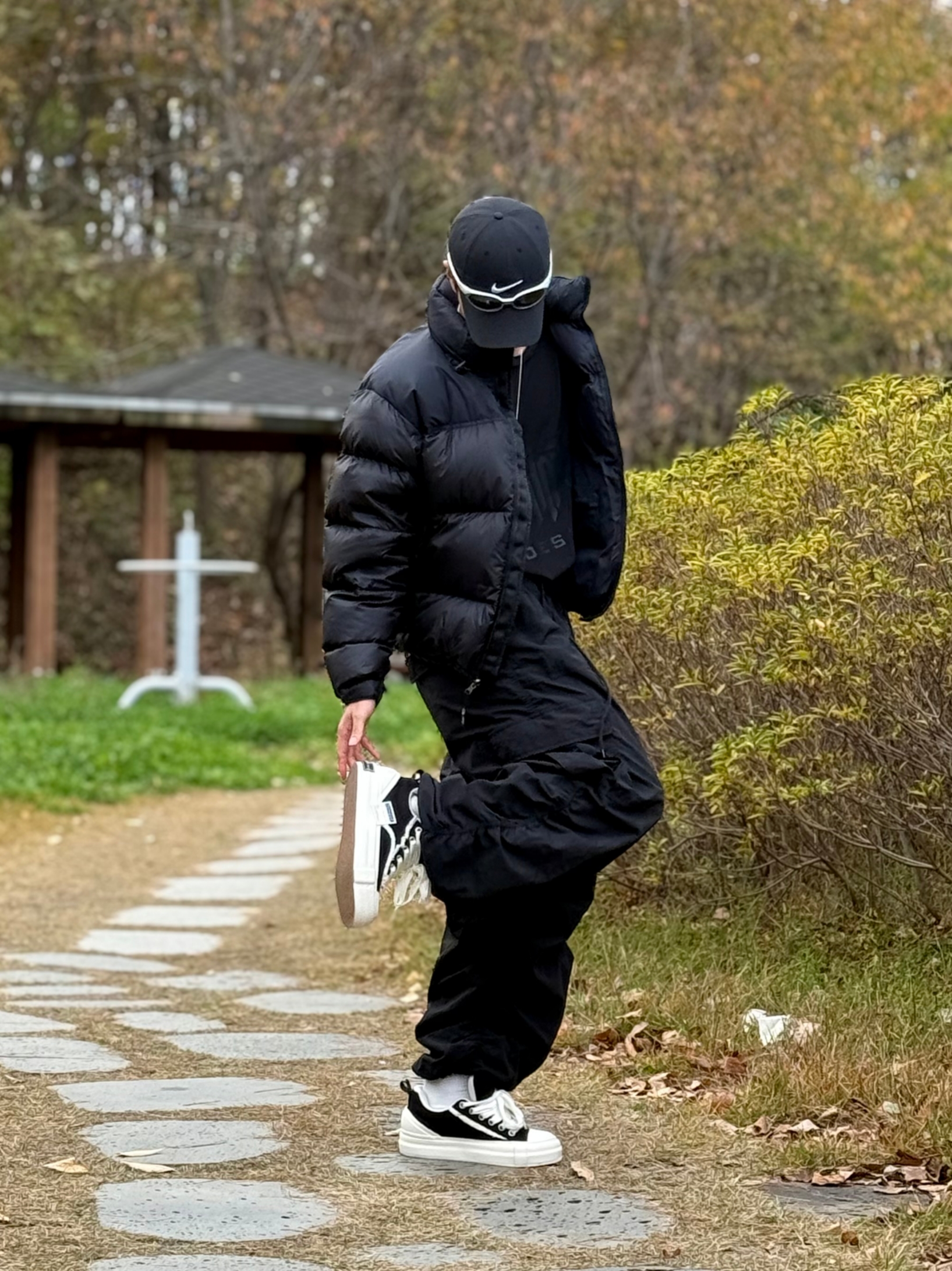 The North Face 1996 Eco Nuptse Jacket Black, Nike Dri-Fit Club Structured Swoosh Cap Black 착용 스타일 - 5