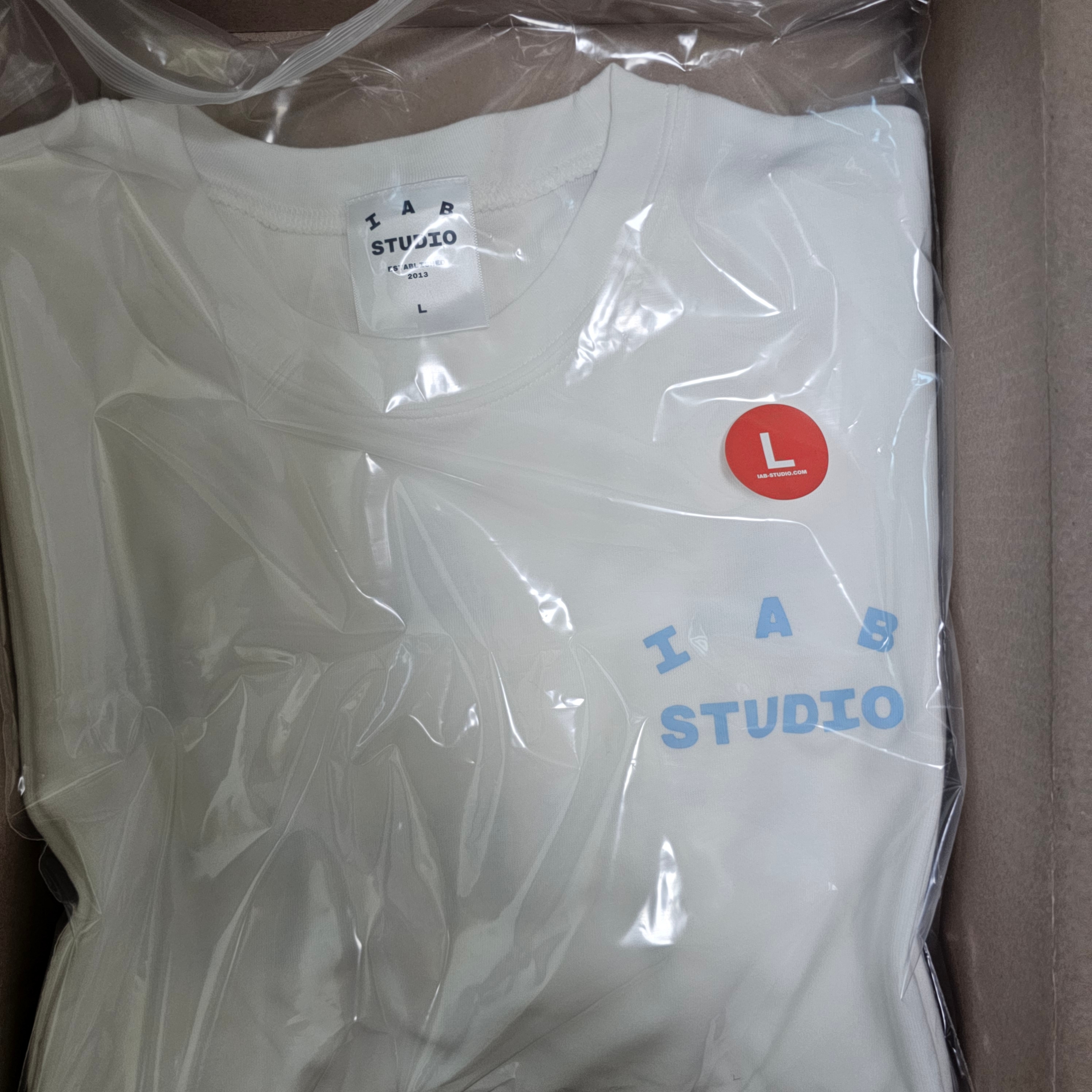 IAB Studio T-Shirt White Sky Blue, IAB Studio Hoodie Light Gray 착용 스타일 - 1