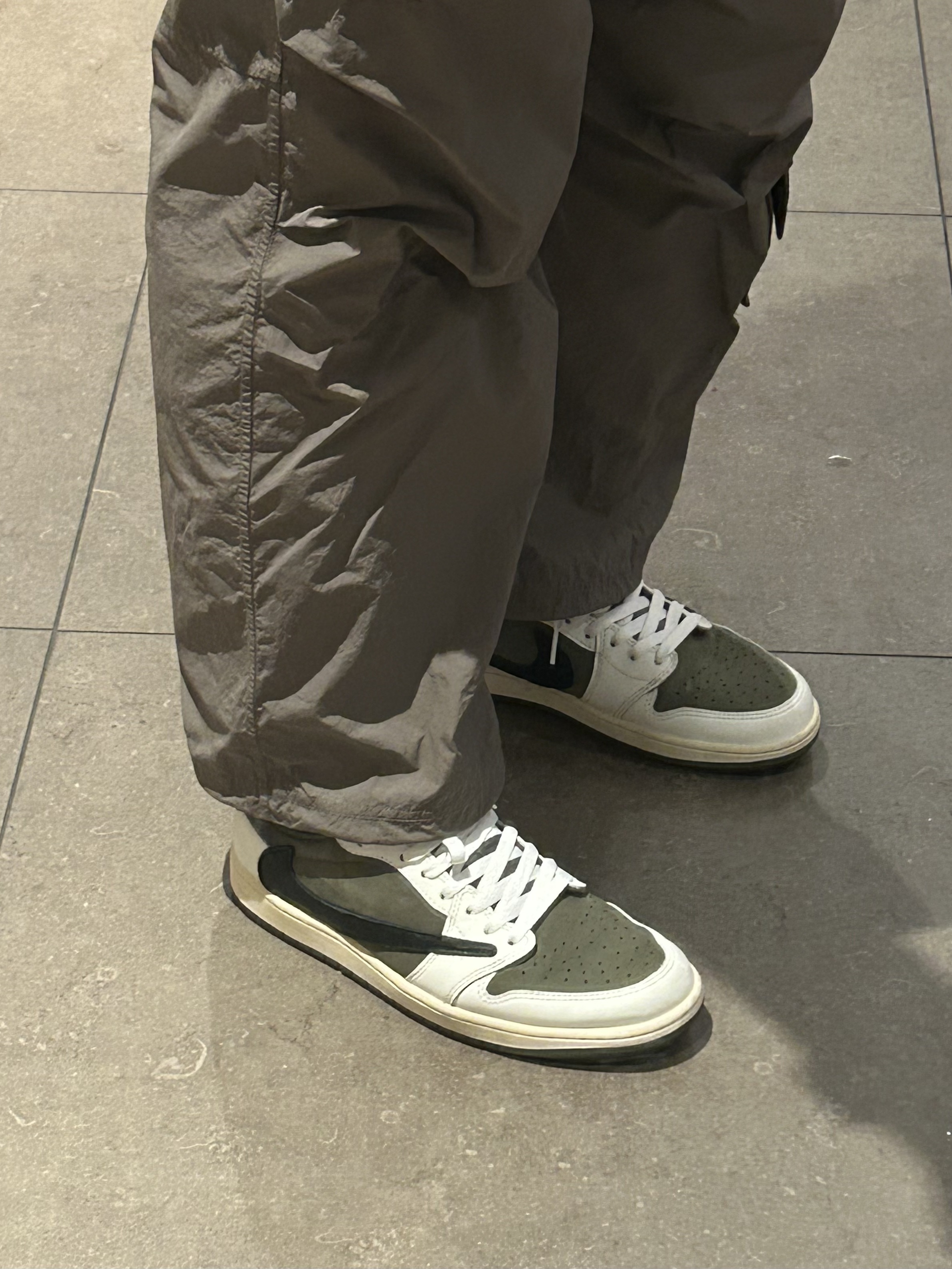Jordan 1 x Travis Scott Retro Low OG SP Reverse Olive 착용 스타일 - 4
